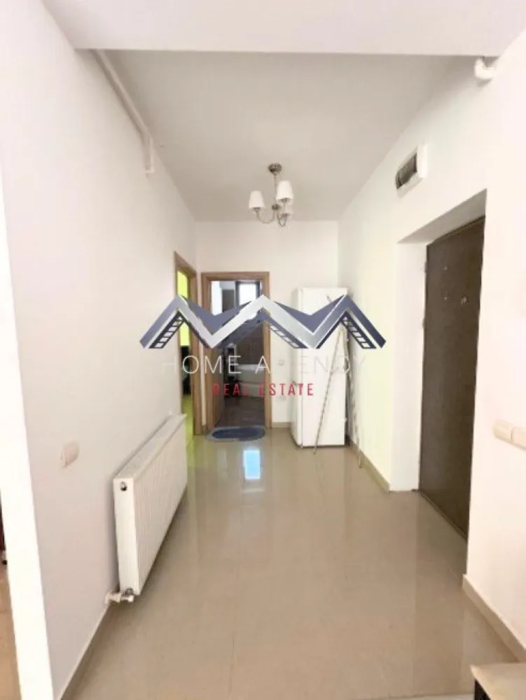 Apartament 2 camere Otopeni | mobilat, utilat, parcare | bloc cu lift - Vă propunem, spre vânzare, un apartament cu 2 camere, situat într-un imobil nou (2015), cu regim de înălțime D+P+4, dotat cu lift și poziționat într-o zonă centrală și extrem de accesibilă din Otopeni. Proprietatea se remarcă prin compartimentarea inteligentă și luminozitatea naturală ce conferă confort și funcționalitate la cele mai înalte standarde.

Zona de zi este spațioasă și primitoare, fiind concepută sub forma unui living cu bucătărie open-space, care poate fi închisă, în funcție de preferințele viitorului proprietar. Din living se face accesul către balconul deschis, cu o suprafață de 3,58 mp – un loc ideal pentru relaxare sau pentru a savura cafeaua de dimineață în aer liber.

Dormitorul este generos și bine proporționat, oferind spațiu suficient pentru mobilier și un ambient liniștit, perfect pentru odihnă. Baia este dotată cu cadă și beneficiază de geam pentru lumină naturală și ventilație, un detaliu care adaugă un plus de confort și rafinament.

Apartamentul se vinde complet mobilat și utilat, dispunând de centrală termică proprie, mobilier modern în living și dormitor, precum și toate dotările necesare pentru mutare imediată.

Un alt avantaj important îl reprezintă locul de parcare inclus în preț.

Localizarea este unul dintre punctele forte ale proprietății. Imobilul se află în noul centru al orașului Otopeni, într-o zonă liniștită, dar cu acces facil către toate punctele de interes: supermarketuri (Penny la 2 minute de mers pe jos), restaurante, piață, instituții de învățământ și zone comerciale. Transportul public este la îndemână – o stație de autobuz se află chiar în fața blocului, asigurând conexiune rapidă cu restul orașului și cu Bucureștiul.

Acest apartament este alegerea ideală pentru cei care își doresc un spațiu modern, complet echipat, într-o locație excelentă, dar și pentru investitori care caută o proprietate cu randament bun la închiriere (minim 450 euro/luna pe termen lung).

📞 Contactează-ne chiar astăzi pentru mai multe detalii și pentru a programa o vizionare alături de echipa noastră de vânzări!