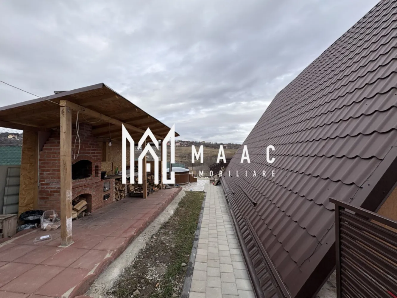Casa de vacanta I 4 camere I Daia I Teren 580 mp i - MAAC imobiliare va propune spre vanzare o casa de vacanta situata in zona Daia Noua la doar 9km de Sibiu
Casa stil A frame e compusa la parter din Living cu bucătărie ,dormitor ,baie cu geam 
La etaj,2 Dormitoare 
În curtea de 500 mp avem un ciubăr ,filigorie,loc de grătar,parcare pentru 4,5 mașini 
Căsuța are ca și dotări pompa de căldură ,curent trifazic ,fântână proprie ,fosă septică 
Se vinde mobilată și urilata 

Pentru mai multe detalii precizați ca ați văzut anunțul cu ID CP2903137