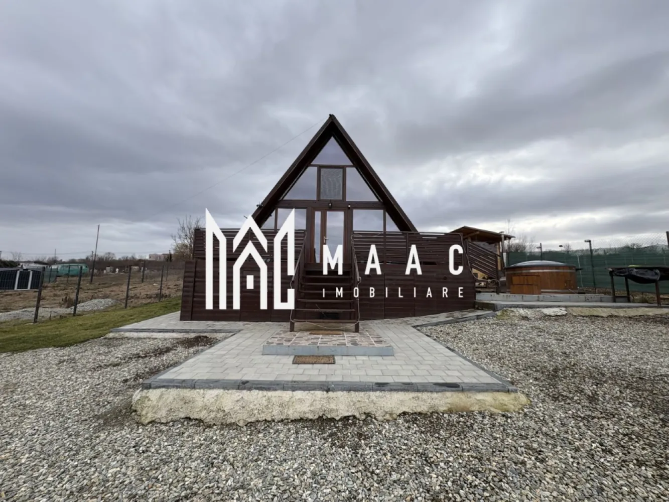 Casa de vacanta I 4 camere I Daia I Teren 580 mp i - MAAC imobiliare va propune spre vanzare o casa de vacanta situata in zona Daia Noua la doar 9km de Sibiu
Casa stil A frame e compusa la parter din Living cu bucătărie ,dormitor ,baie cu geam 
La etaj,2 Dormitoare 
În curtea de 500 mp avem un ciubăr ,filigorie,loc de grătar,parcare pentru 4,5 mașini 
Căsuța are ca și dotări pompa de căldură ,curent trifazic ,fântână proprie ,fosă septică 
Se vinde mobilată și urilata 

Pentru mai multe detalii precizați ca ați văzut anunțul cu ID CP2903137