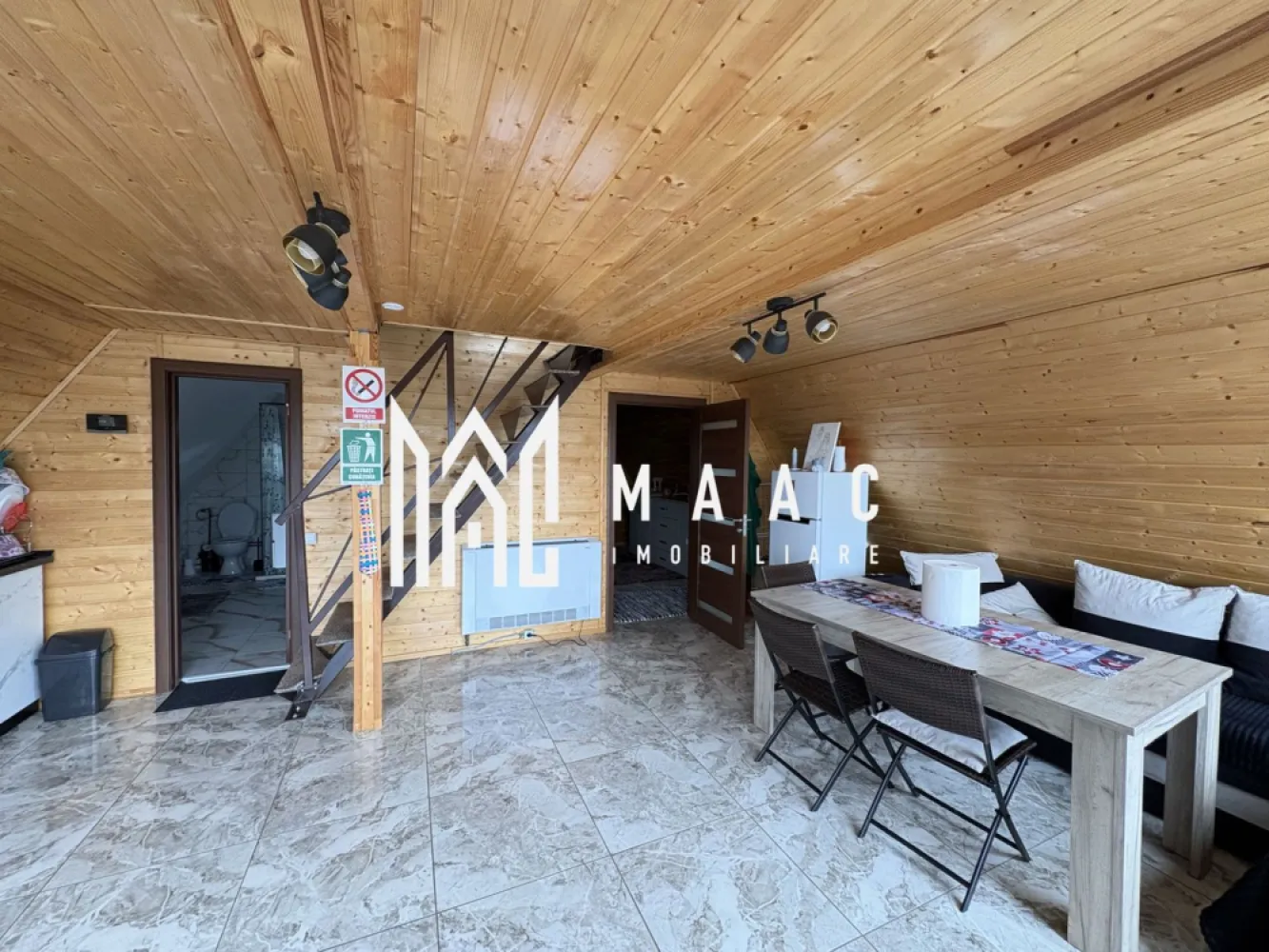 Casa de vacanta I 4 camere I Daia I Teren 580 mp i - MAAC imobiliare va propune spre vanzare o casa de vacanta situata in zona Daia Noua la doar 9km de Sibiu
Casa stil A frame e compusa la parter din Living cu bucătărie ,dormitor ,baie cu geam 
La etaj,2 Dormitoare 
În curtea de 500 mp avem un ciubăr ,filigorie,loc de grătar,parcare pentru 4,5 mașini 
Căsuța are ca și dotări pompa de căldură ,curent trifazic ,fântână proprie ,fosă septică 
Se vinde mobilată și urilata 

Pentru mai multe detalii precizați ca ați văzut anunțul cu ID CP2903137