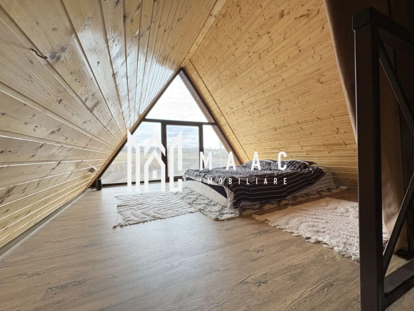 Casa de vacanta I 4 camere I Daia I Teren 580 mp i - MAAC imobiliare va propune spre vanzare o casa de vacanta situata in zona Daia Noua la doar 9km de Sibiu
Casa stil A frame e compusa la parter din Living cu bucătărie ,dormitor ,baie cu geam 
La etaj,2 Dormitoare 
În curtea de 500 mp avem un ciubăr ,filigorie,loc de grătar,parcare pentru 4,5 mașini 
Căsuța are ca și dotări pompa de căldură ,curent trifazic ,fântână proprie ,fosă septică 
Se vinde mobilată și urilata 

Pentru mai multe detalii precizați ca ați văzut anunțul cu ID CP2903137