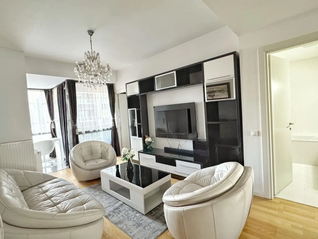 BRASADAS închiriază ap 2 cam etaj 2 50mp UNIRII tip Studio. - Agenția imobiliara BRASADAS închiriază apartament două camere tip studio, spațios și complet mobilat, situat într-un bloc rezidențial construit în 2012 in zona Unirii/Muncii – una dintre cele mai căutate zone din București.

Detalii apartament:
 • Suprafață: 50 mp, cu balcon mare și vedere spre curtea interioară (fără zgomot)
 • Etaj: 2/Bloc cu lift
 • Compartimentare modernă, deschisă, ideală pentru o persoană sau un cuplu
 • Disponibil imediat pentru închiriere.

Dotări și facilități:
 • Electrocasnice Franke: plită electrică, cuptor electric
 • Mașină de spălat rufe, frigider, 2 televizoare etc
 • 2 aparate de aer condiționat
 • Cablu TV și internet disponibile
 • Supraveghere video și pază 24/7
 • Încălzire centralizată (bloc)
 • Balcon spațios, ideal pentru relaxare

Extra:
 • Posibilitatea de a parca în fața scării pe termen limitat și loc de parcare vizitatori.

 • Stații de încărcare electrică pentru autovehicule în fața scării. 

 • Posibilitate de închiriere loc de parcare subteran (încălzit).

 • Ghenă de gunoi subterană + suport biciclete subteran încălzit.

 • La cerere, în apartament se pot face mici modificări/schimbare mobilier pentru confortul chiriașului.
 

Preț chirie: 600 €/lună, înregistrat la ANAF, fără alte costuri pentru chiriaș.
(Parcarea se poate închiria separat, la cerere).

Contract pe minim 18 luni.

Nu acceptăm animale de companie.

Pentru mai multe oferte accesați www.brasadas.com.
