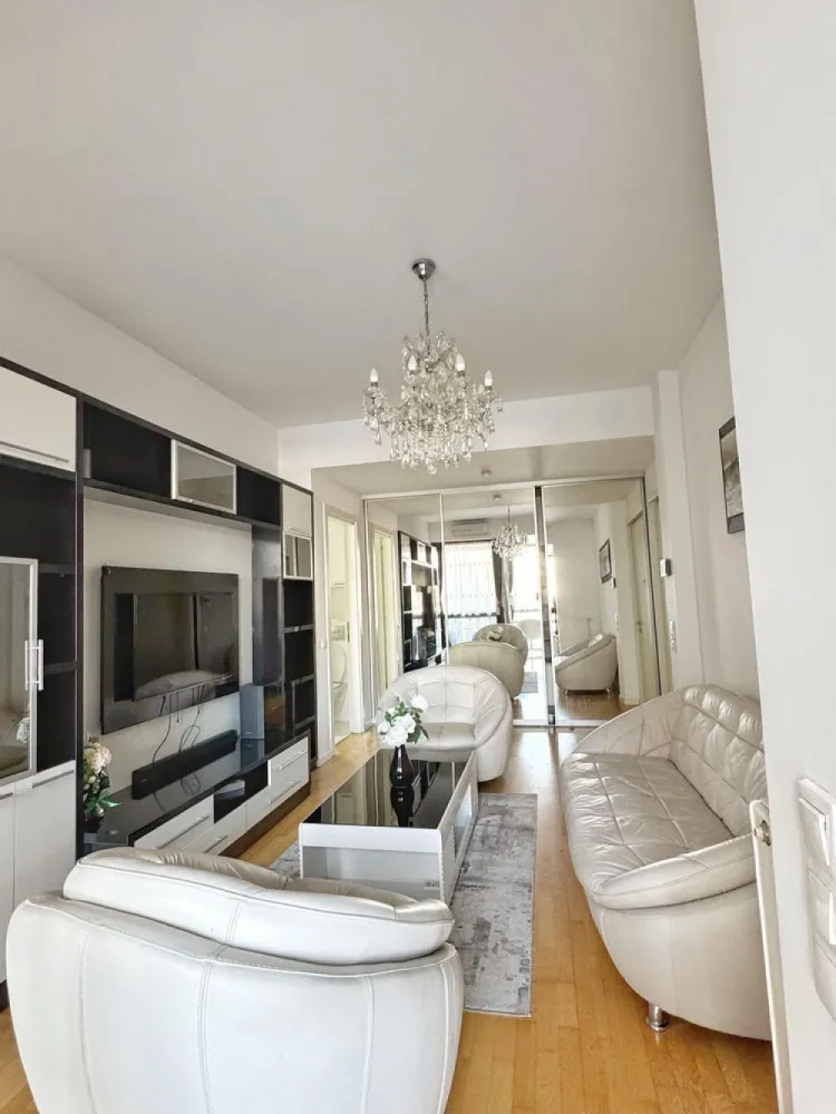 BRASADAS închiriază ap 2 cam etaj 2 50mp UNIRII tip Studio. - Agenția imobiliara BRASADAS închiriază apartament două camere tip studio, spațios și complet mobilat, situat într-un bloc rezidențial construit în 2012 in zona Unirii/Muncii – una dintre cele mai căutate zone din București.

Detalii apartament:
 • Suprafață: 50 mp, cu balcon mare și vedere spre curtea interioară (fără zgomot)
 • Etaj: 2/Bloc cu lift
 • Compartimentare modernă, deschisă, ideală pentru o persoană sau un cuplu
 • Disponibil imediat pentru închiriere.

Dotări și facilități:
 • Electrocasnice Franke: plită electrică, cuptor electric
 • Mașină de spălat rufe, frigider, 2 televizoare etc
 • 2 aparate de aer condiționat
 • Cablu TV și internet disponibile
 • Supraveghere video și pază 24/7
 • Încălzire centralizată (bloc)
 • Balcon spațios, ideal pentru relaxare

Extra:
 • Posibilitatea de a parca în fața scării pe termen limitat și loc de parcare vizitatori.

 • Stații de încărcare electrică pentru autovehicule în fața scării. 

 • Posibilitate de închiriere loc de parcare subteran (încălzit).

 • Ghenă de gunoi subterană + suport biciclete subteran încălzit.

 • La cerere, în apartament se pot face mici modificări/schimbare mobilier pentru confortul chiriașului.
 

Preț chirie: 600 €/lună, înregistrat la ANAF, fără alte costuri pentru chiriaș.
(Parcarea se poate închiria separat, la cerere).

Contract pe minim 18 luni.

Nu acceptăm animale de companie.

Pentru mai multe oferte accesați www.brasadas.com.