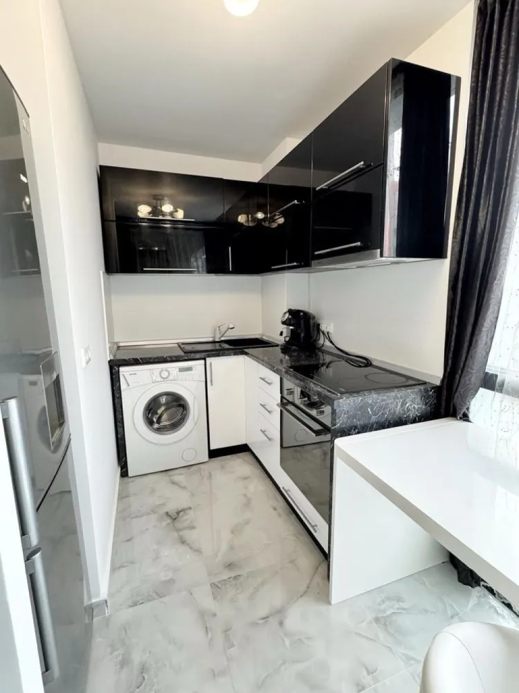 BRASADAS închiriază ap 2 cam etaj 2 50mp UNIRII tip Studio. - Agenția imobiliara BRASADAS închiriază apartament două camere tip studio, spațios și complet mobilat, situat într-un bloc rezidențial construit în 2012 in zona Unirii/Muncii – una dintre cele mai căutate zone din București.

Detalii apartament:
 • Suprafață: 50 mp, cu balcon mare și vedere spre curtea interioară (fără zgomot)
 • Etaj: 2/Bloc cu lift
 • Compartimentare modernă, deschisă, ideală pentru o persoană sau un cuplu
 • Disponibil imediat pentru închiriere.

Dotări și facilități:
 • Electrocasnice Franke: plită electrică, cuptor electric
 • Mașină de spălat rufe, frigider, 2 televizoare etc
 • 2 aparate de aer condiționat
 • Cablu TV și internet disponibile
 • Supraveghere video și pază 24/7
 • Încălzire centralizată (bloc)
 • Balcon spațios, ideal pentru relaxare

Extra:
 • Posibilitatea de a parca în fața scării pe termen limitat și loc de parcare vizitatori.

 • Stații de încărcare electrică pentru autovehicule în fața scării. 

 • Posibilitate de închiriere loc de parcare subteran (încălzit).

 • Ghenă de gunoi subterană + suport biciclete subteran încălzit.

 • La cerere, în apartament se pot face mici modificări/schimbare mobilier pentru confortul chiriașului.
 

Preț chirie: 600 €/lună, înregistrat la ANAF, fără alte costuri pentru chiriaș.
(Parcarea se poate închiria separat, la cerere).

Contract pe minim 18 luni.

Nu acceptăm animale de companie.

Pentru mai multe oferte accesați www.brasadas.com.