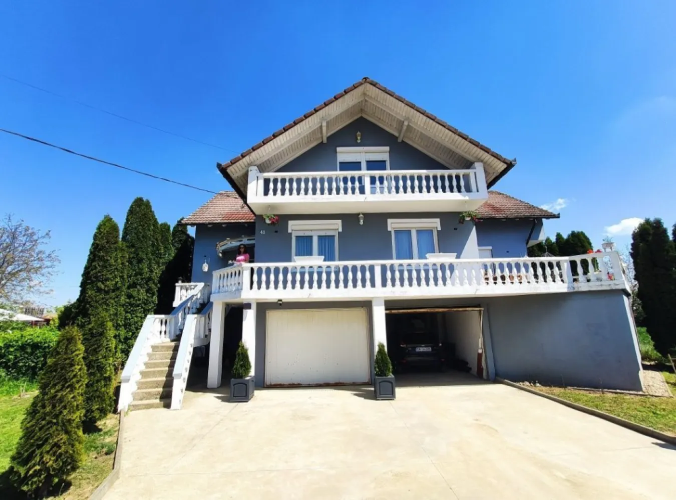 BRASADAS vinde casa cu 7 camere si teren 890mp în Decebal. - Agenția imobiliara BRASADAS vinde o casă modernă, spațioasă, situată într-o zonă liniștită din localitatea Decebal, la doar 15 minute de centrul orașului Satu Mare. Proprietatea dispune de dotări premium, un teren generos și este ideală atât pentru locuință personală, cât și pentru investiție.
Detalii proprietate:
Suprafață construită: 405 mp ( 135 pe nivel)
Suprafață teren: 890 mp
Front stradal: 20 m
7 camere
Bucătărie open space cu living, oferind un spațiu generos și luminosBeci spațios, care poate fi amenajat după bunul plac al viitorului proprietar.
Dotări și finisaje:Casă complet finisată
Panouri solare pentru eficiență energetică
Sistem de climatizare
Geamuri termopan
Încălzire cu centrală proprie pe gaz sau semineu
Teren îngrădit
Utilități: apă, gaz, curent, canalizare
Pentru mai multe oferte accesați www.brasadas.com.