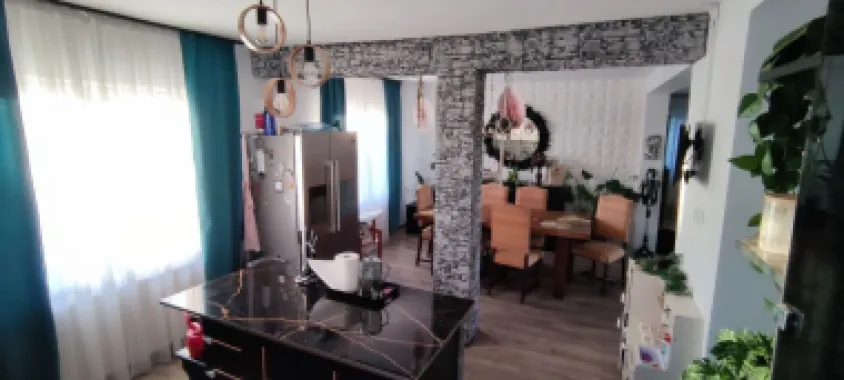 BRASADAS vinde casa cu 7 camere si teren 890mp în Decebal.