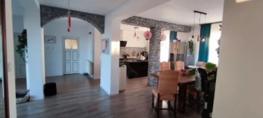 BRASADAS vinde casa cu 7 camere si teren 890mp în Decebal.