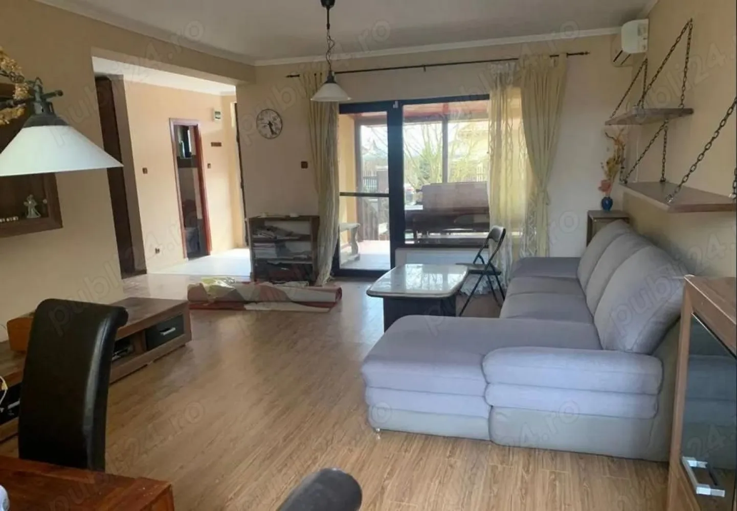 BRASADAS vinde casa cu 3 cam teren 770mp in Lazuri. - Agenția imobiliara BRASADAS vinde casa constructie noua in localitatea Lazuri , cu suprafata de 150 mp si teren aferent de 770 mp . 
Imobilul dispune de ; 2 dormitoare , 1 bucatarie open space , 1 living , 2 bai . 2 terase , acces auto , curte amenajata . Incalzire cu centrala pe peleti , geamuri , usi termopane , gresiat , faiantat , parchet laminat , izolatie exterioara. 
Pentru mai multe oferte accesați www.brasadas.com.