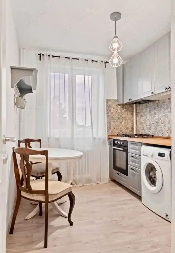 BRASADAS închiriază ap 2 cam 5/8 Marasesti - Cantemir - Agenția imobiliara BRASADAS închiriază apartament cu 2 camere 50mp. cu balcon, decomandat, recent renovat, situat între Unirii și Tineretului, 7min de metro, la etajul 5 din 8 in bloc termoizolat cu lift nou.

Luminos, curat, cu vecini liniștiți, si Mega la scara blocului.

Se închiriază mobilat și utilat. O parte din mobilier va fi înlocuit în curând inaintea venirii chiriasului. Include aer condiționat, TV, mașină de spălat, cuptor, aragaz.

Contract ANAF pe minim 1 an. Chirie: 550 euro. Se solicită o lună avans + o lună garanție.

Pentru mai multe oferte accesați www.brasadas.com.