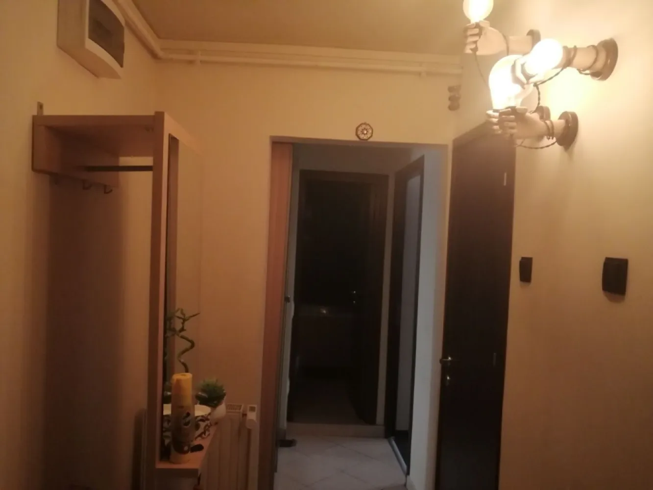 Ap de închiriat 2 cam - Ofer spre închiriere ap 2cam confort 1 la preț de 400 Euro, et 1, complect mobilat și utilat, centrala proprie, mașină spălat vase, aer condiționat, scara liniștită, bloc înconjurat de centre comerciale, 10 min de piață Unirii. Solicit garanție 2 luni! Doar închirieri pe termen lung!