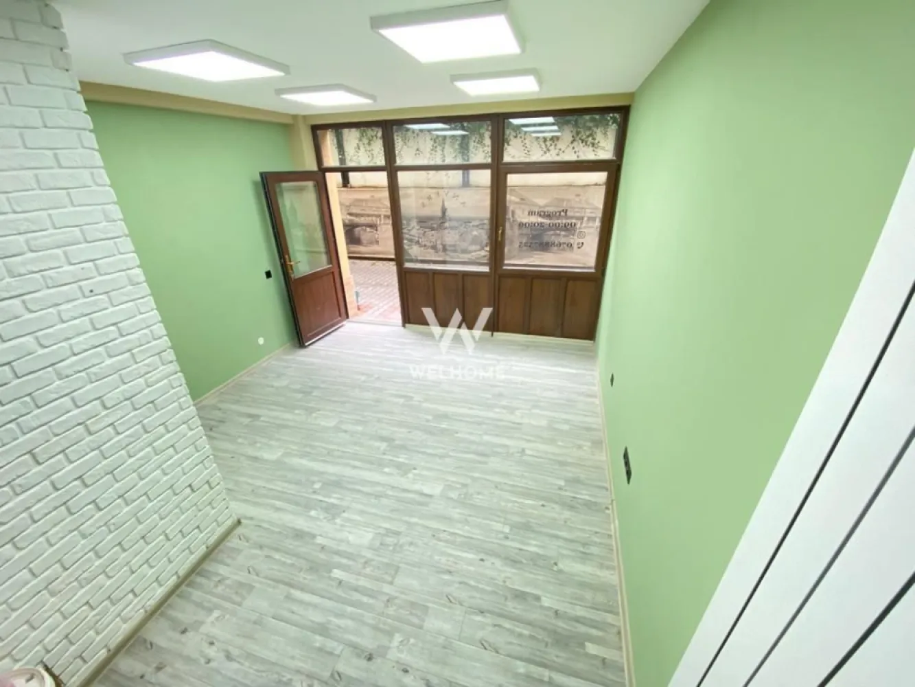 Spatiu comercial/birou, str.Scoala De Inot, Sibiu - Spre inchiriere spatiu comercial/birou cu acces securizat si locuri de parcare gratuite, zona centrala mai exact strada Scoala de Inot.

Detalii:
- Suprafata utila 22mp
- Acces prin bariera
- Receptie
- Locuri de parcare
- Servicii de igienizare si intretinere spatiu

Avantaje:
- Transport public in zona
- Cafenele
- Parcul Sub Arini

Se ofera spre chirie pe termen lung de minim 12 luni cu posibilitate de prelungire.