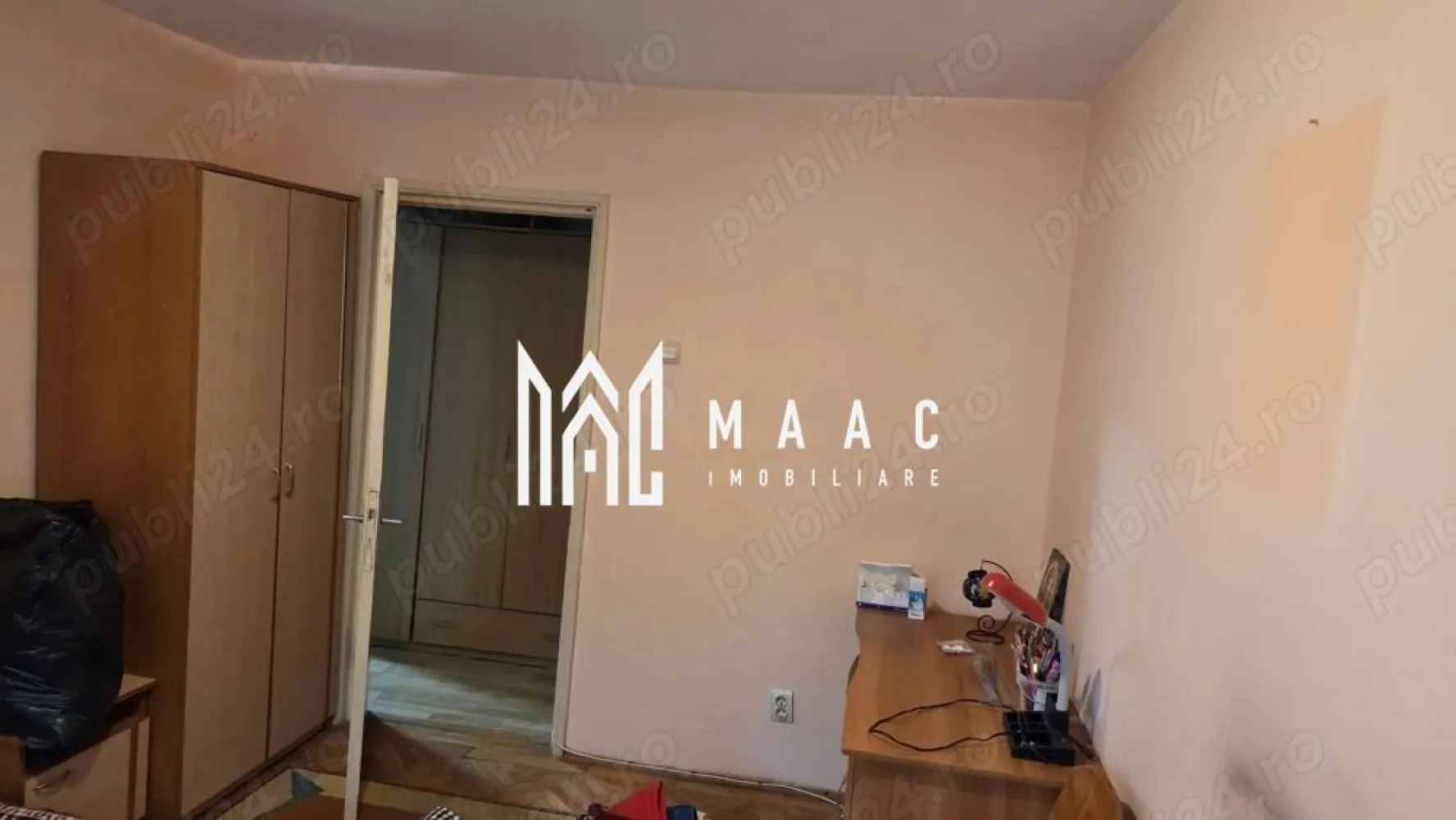 Apartament | 2 camere | Ostroveni | Lift - MAAC Imobiliare vă propune spre vânzare un apartament cu 2 camere, decomandat, situat în cartierul Ostroveni, în imediata apropiere a Bulevardului Dem Rădulescu, zonă foarte bine cotată și ușor accesibilă.

Apartamentul este amplasat la etajul 5 din 10, într-un imobil dotat cu lift, și are o suprafață totală de 59 mp, respectiv 55 mp utili. Compartimentarea este practică și eficientă, oferind un confort optim pentru viitorii proprietari.

Locuința beneficiază de finisaje clasice, iar principalul avantaj îl reprezintă faptul că poate fi amenajată și personalizată după bunul plac, devenind astfel „acasă” exact așa cum vă doriți.

Zona oferă acces rapid către puncte de interes precum magazine, mijloace de transport, școli, centre comerciale și spații verzi, fiind ideală atât pentru locuit, cât și pentru investiție.

Pentru mai multe detalii sau pentru programarea unei vizionări, MAAC Imobiliare vă stă cu drag la dispoziție.

ID: CP2903819