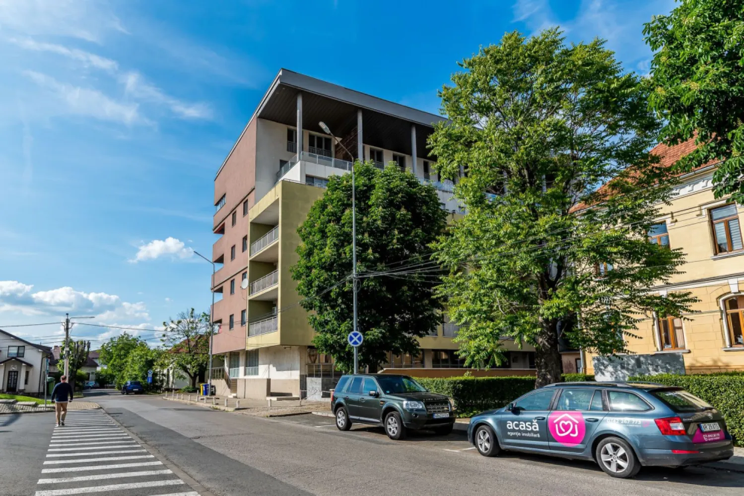 VANDUT! Apartament 2 camere decomandat | BERMO | Banu Mărăcine - Vă propun spre vânzare un apartament cu 2 camere, decomandat, situat la etajul 3 din 5 al unui imobil construit în 2010, prevăzut cu lift.

Locuința are o suprafață utilă de 64 mp și se predă la gri, oferind posibilitatea amenajării după propriul gust. Apartamentul dispune de instalație pregătită pentru încălzire în pardoseală.

Avantaje:
zonă liniștită și apreciată
etaj intermediar
bloc cu lift
compartimentare decomandată
ideal pentru locuit sau investiție

Preț nou: 86000 Euro.

📞 Pentru mai multe detalii sau programarea unei vizionări, contactați-mă la numărul: 0742 267 773

Andreea Szuchanszki consultant imobiliar