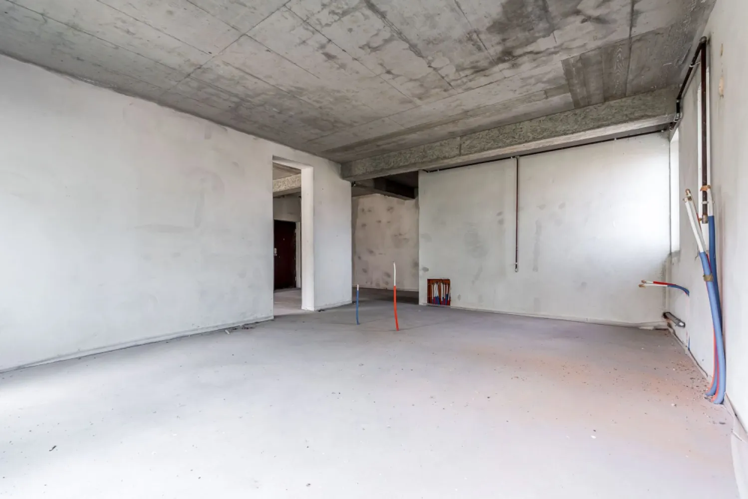 VANDUT! Apartament 2 camere decomandat | BERMO | Banu Mărăcine - Vă propun spre vânzare un apartament cu 2 camere, decomandat, situat la etajul 3 din 5 al unui imobil construit în 2010, prevăzut cu lift.

Locuința are o suprafață utilă de 64 mp și se predă la gri, oferind posibilitatea amenajării după propriul gust. Apartamentul dispune de instalație pregătită pentru încălzire în pardoseală.

Avantaje:
zonă liniștită și apreciată
etaj intermediar
bloc cu lift
compartimentare decomandată
ideal pentru locuit sau investiție

Preț nou: 86000 Euro.

📞 Pentru mai multe detalii sau programarea unei vizionări, contactați-mă la numărul: 0742 267 773

Andreea Szuchanszki consultant imobiliar