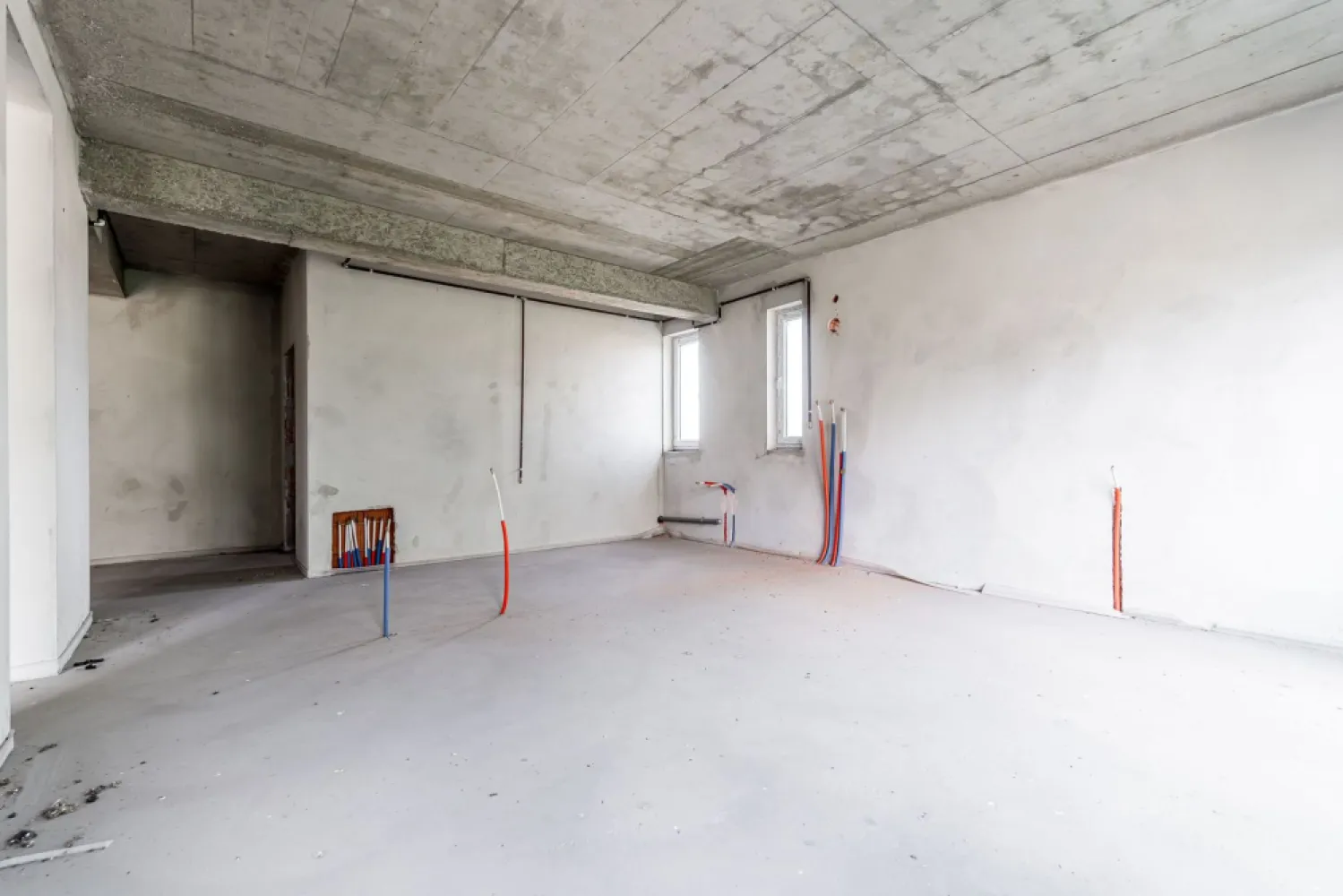 VANDUT! Apartament 2 camere decomandat | BERMO | Banu Mărăcine - Vă propun spre vânzare un apartament cu 2 camere, decomandat, situat la etajul 3 din 5 al unui imobil construit în 2010, prevăzut cu lift.

Locuința are o suprafață utilă de 64 mp și se predă la gri, oferind posibilitatea amenajării după propriul gust. Apartamentul dispune de instalație pregătită pentru încălzire în pardoseală.

Avantaje:
zonă liniștită și apreciată
etaj intermediar
bloc cu lift
compartimentare decomandată
ideal pentru locuit sau investiție

Preț nou: 86000 Euro.

📞 Pentru mai multe detalii sau programarea unei vizionări, contactați-mă la numărul: 0742 267 773

Andreea Szuchanszki consultant imobiliar