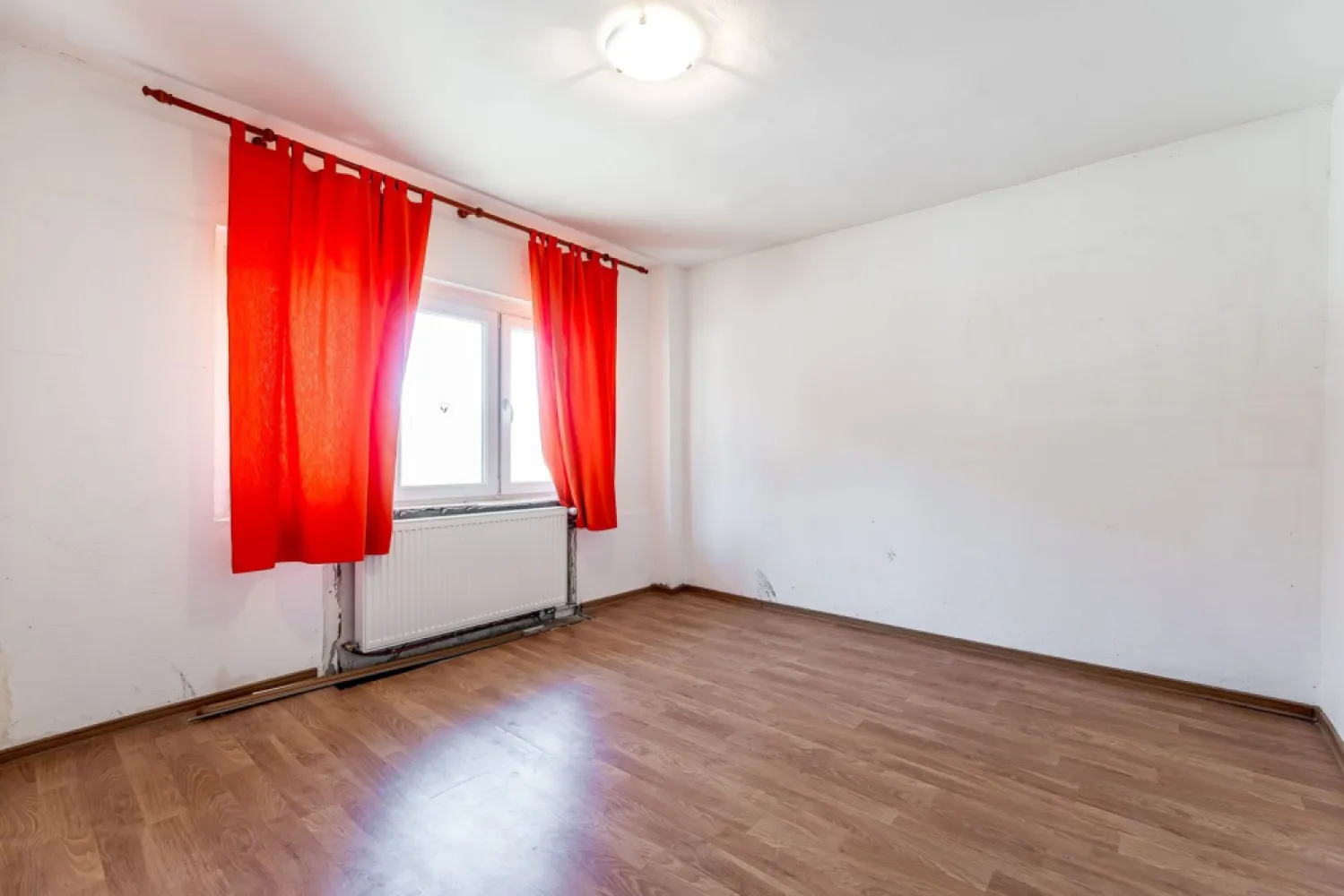 VANDUT! Apartament 2 camere, decomandat | Str Banul Maracine - Vă propunem spre vânzare un apartament cu 2 camere, decomandat, situat la parter înalt, într-o zonă apreciată din Arad, atât pentru locuit, cât și pentru investiție.

Locuința are o suprafață utilă de 50 mp și dispune de:
• compartimentare decomandată
• boxă pentru depozitare
• parter înalt
• spațiu bine compartimentat

Apartamentul necesită renovare, oferind astfel posibilitatea de a-l amenaja într-un stil modern și personalizat sau într-o investiție profitabilă pentru închiriere.

Zona este un mare avantaj, având în apropiere magazine precum Lidl și Kaufland, precum și acces facil către mijloace de transport, școli, farmacii și alte puncte de interes.

Preț: 69.000 Euro

📞 Detalii & vizionare: 0742 267 773 - Andreea Szuchanszki – Consultant imobiliar

Nu dispui de toată suma? Te ajutăm noi gratuit! Îți obținem oferte de la 16 bănci.
Ai o proprietate de vânzare în Arad și vrei să știi cât valorează cu adevărat?
Sună-mă pentru o evaluare gratuită, fără obligații!

Birou: ACASĂ | Agenție imobiliară Arad
Adresă: Bulevardul Decebal 2, Arad 310133