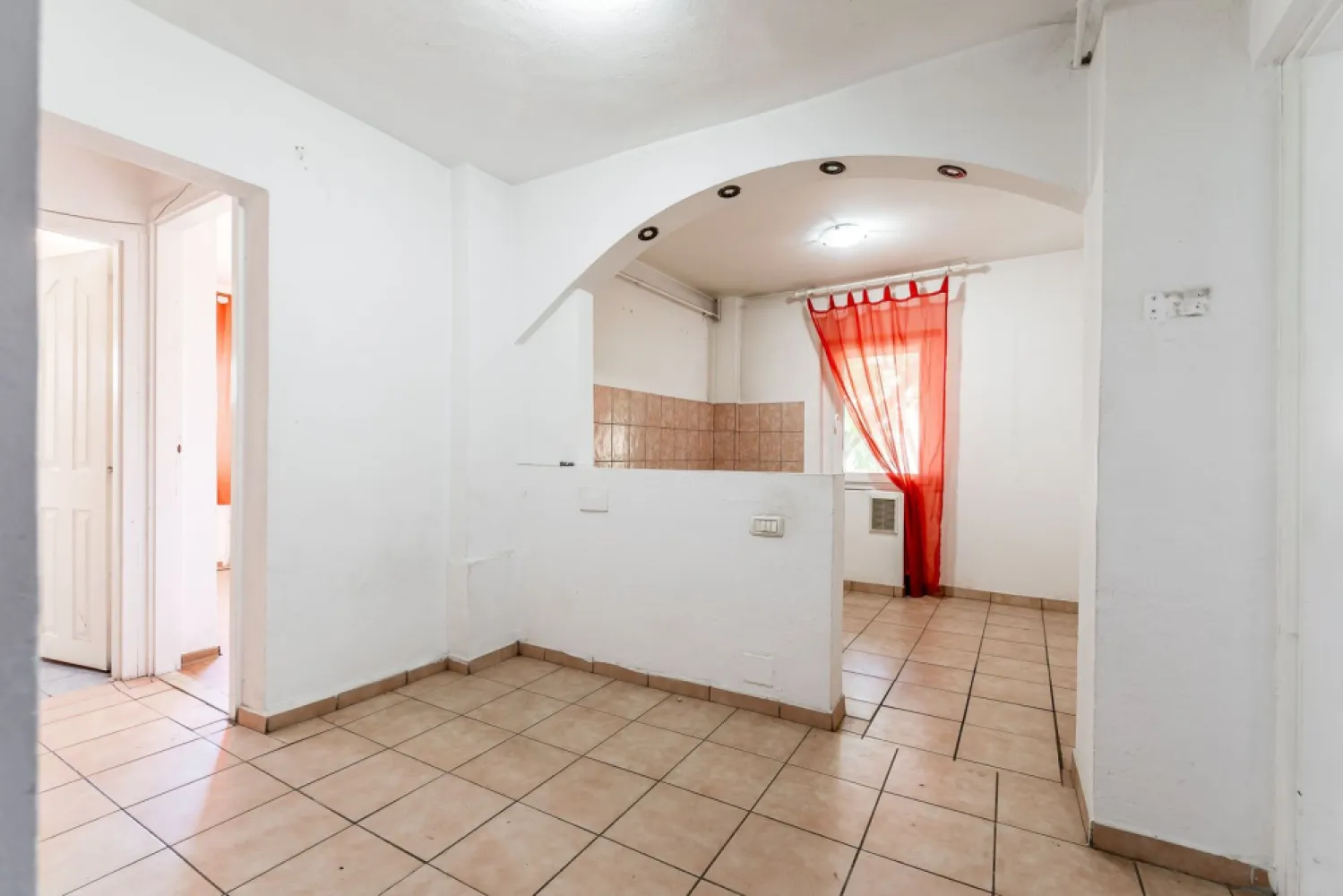 VANDUT! Apartament 2 camere, decomandat | Str Banul Maracine - Vă propunem spre vânzare un apartament cu 2 camere, decomandat, situat la parter înalt, într-o zonă apreciată din Arad, atât pentru locuit, cât și pentru investiție.

Locuința are o suprafață utilă de 50 mp și dispune de:
• compartimentare decomandată
• boxă pentru depozitare
• parter înalt
• spațiu bine compartimentat

Apartamentul necesită renovare, oferind astfel posibilitatea de a-l amenaja într-un stil modern și personalizat sau într-o investiție profitabilă pentru închiriere.

Zona este un mare avantaj, având în apropiere magazine precum Lidl și Kaufland, precum și acces facil către mijloace de transport, școli, farmacii și alte puncte de interes.

Preț: 69.000 Euro

📞 Detalii & vizionare: 0742 267 773 - Andreea Szuchanszki – Consultant imobiliar

Nu dispui de toată suma? Te ajutăm noi gratuit! Îți obținem oferte de la 16 bănci.
Ai o proprietate de vânzare în Arad și vrei să știi cât valorează cu adevărat?
Sună-mă pentru o evaluare gratuită, fără obligații!

Birou: ACASĂ | Agenție imobiliară Arad
Adresă: Bulevardul Decebal 2, Arad 310133