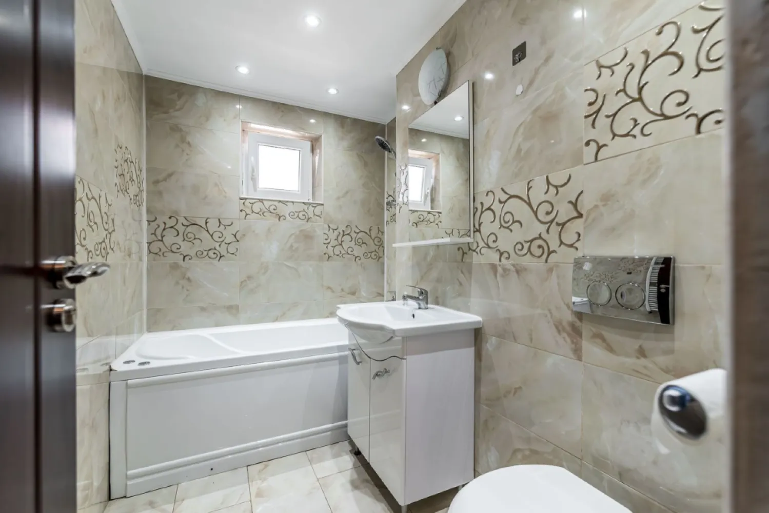 REZERVAT! Ap 2 camere, renovat, 2 balcoane. Cartier Alfa Arad - Proprietate REZERVATĂ! 

Cum ar fi să vă mutați într-o locuință în care nu trebuie să renovați nimic și în care fiecare lucru important este la câteva minute de casă?

Acest apartament cu 2 camere decomandate, situat în cartierul Alfa, oferă exact ceea ce caută multe familii tinere: spațiu bine organizat, confort și o locație care vă simplifică viața de zi cu zi.

Situat la etajul 3 din 4, apartamentul a fost renovat complet și este parțial mobilat, astfel încât vă puteți concentra pe amenajarea noului vostru cămin, nu pe șantiere și cheltuieli neprevăzute.
Cele două balcoane aduc lumină naturală și spațiu suplimentar pentru relaxare, iar baia cu geam asigură aerisire naturală.

Compartimentare:
Living luminos
Dormitor spațios
Bucătărie separată
Baie cu geam
2 balcoane

Confort:
Centrală termică proprie pe gaz
Încălzire prin calorifere
Apartament renovat complet
Compartimentare decomandată
Vedere către zonă verde și către stradă

Un cartier care vă oferă timp pentru familie
Alfa este cel mai apropiat cartier de blocuri față de centrul Aradului, fiind apreciat pentru accesul rapid către oraș și numeroasele facilități din apropiere.
La câteva minute de casă găsiți:
magazine alimentare;
farmacii;
transport în comun;
școli și grădinițe;
biserică;
zona de agrement perfectă pentru plimbări, sport și timp petrecut împreună.

Dacă sunteți în căutarea unei locuințe în care să începeți următorul capitol al vieții voastre, acest apartament merită văzut.
📞 Andrei Caracioni – Acasă Arad Imobiliare telefon: 0757 662 907

Cod proprietate: CP3038813