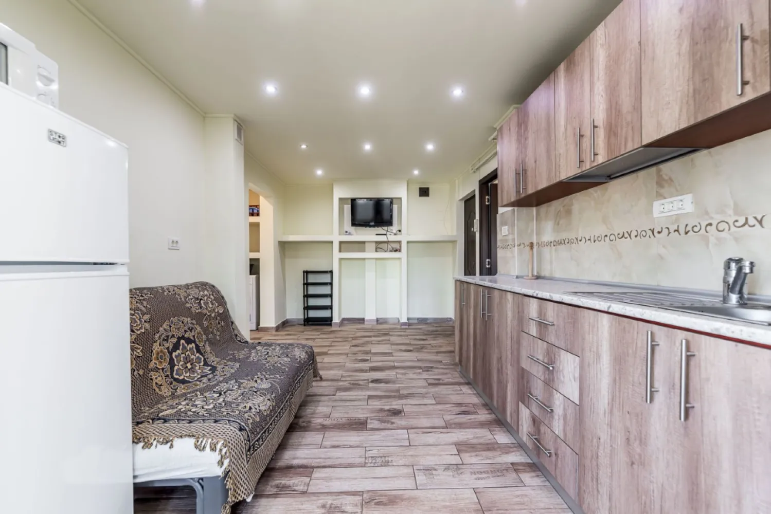 REZERVAT! Ap 2 camere, renovat, 2 balcoane. Cartier Alfa Arad - Proprietate REZERVATĂ! 

Cum ar fi să vă mutați într-o locuință în care nu trebuie să renovați nimic și în care fiecare lucru important este la câteva minute de casă?

Acest apartament cu 2 camere decomandate, situat în cartierul Alfa, oferă exact ceea ce caută multe familii tinere: spațiu bine organizat, confort și o locație care vă simplifică viața de zi cu zi.

Situat la etajul 3 din 4, apartamentul a fost renovat complet și este parțial mobilat, astfel încât vă puteți concentra pe amenajarea noului vostru cămin, nu pe șantiere și cheltuieli neprevăzute.
Cele două balcoane aduc lumină naturală și spațiu suplimentar pentru relaxare, iar baia cu geam asigură aerisire naturală.

Compartimentare:
Living luminos
Dormitor spațios
Bucătărie separată
Baie cu geam
2 balcoane

Confort:
Centrală termică proprie pe gaz
Încălzire prin calorifere
Apartament renovat complet
Compartimentare decomandată
Vedere către zonă verde și către stradă

Un cartier care vă oferă timp pentru familie
Alfa este cel mai apropiat cartier de blocuri față de centrul Aradului, fiind apreciat pentru accesul rapid către oraș și numeroasele facilități din apropiere.
La câteva minute de casă găsiți:
magazine alimentare;
farmacii;
transport în comun;
școli și grădinițe;
biserică;
zona de agrement perfectă pentru plimbări, sport și timp petrecut împreună.

Dacă sunteți în căutarea unei locuințe în care să începeți următorul capitol al vieții voastre, acest apartament merită văzut.
📞 Andrei Caracioni – Acasă Arad Imobiliare telefon: 0757 662 907

Cod proprietate: CP3038813