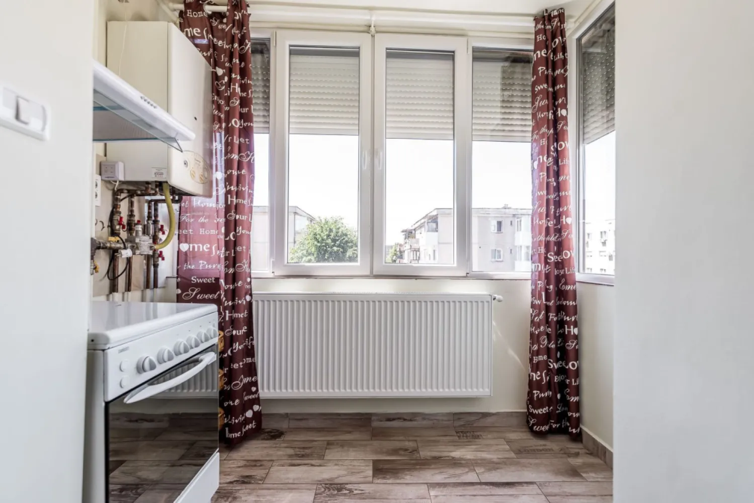 REZERVAT! Ap 2 camere, renovat, 2 balcoane. Cartier Alfa Arad - Proprietate REZERVATĂ! 

Cum ar fi să vă mutați într-o locuință în care nu trebuie să renovați nimic și în care fiecare lucru important este la câteva minute de casă?

Acest apartament cu 2 camere decomandate, situat în cartierul Alfa, oferă exact ceea ce caută multe familii tinere: spațiu bine organizat, confort și o locație care vă simplifică viața de zi cu zi.

Situat la etajul 3 din 4, apartamentul a fost renovat complet și este parțial mobilat, astfel încât vă puteți concentra pe amenajarea noului vostru cămin, nu pe șantiere și cheltuieli neprevăzute.
Cele două balcoane aduc lumină naturală și spațiu suplimentar pentru relaxare, iar baia cu geam asigură aerisire naturală.

Compartimentare:
Living luminos
Dormitor spațios
Bucătărie separată
Baie cu geam
2 balcoane

Confort:
Centrală termică proprie pe gaz
Încălzire prin calorifere
Apartament renovat complet
Compartimentare decomandată
Vedere către zonă verde și către stradă

Un cartier care vă oferă timp pentru familie
Alfa este cel mai apropiat cartier de blocuri față de centrul Aradului, fiind apreciat pentru accesul rapid către oraș și numeroasele facilități din apropiere.
La câteva minute de casă găsiți:
magazine alimentare;
farmacii;
transport în comun;
școli și grădinițe;
biserică;
zona de agrement perfectă pentru plimbări, sport și timp petrecut împreună.

Dacă sunteți în căutarea unei locuințe în care să începeți următorul capitol al vieții voastre, acest apartament merită văzut.
📞 Andrei Caracioni – Acasă Arad Imobiliare telefon: 0757 662 907

Cod proprietate: CP3038813