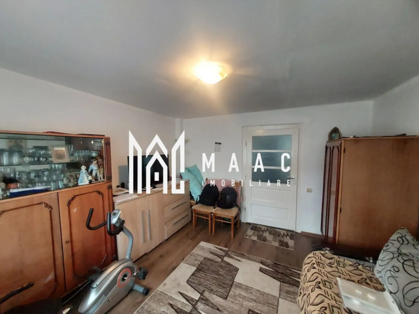 Casa individuala | 71 MPU | 525 MP Teren | Gusterita - MAAC Imobiliare vă propune spre vânzare o casă individuală situată în zona Gușterița din Sibiu, într-un cartier liniștit și în plină dezvoltare, ideal pentru cei care își doresc intimitate, curte proprie și acces rapid către oraș.

Proprietatea este amplasată pe un teren de 525 mp și are o suprafață utilă de 71 mp, fiind compartimentată eficient în 3 camere, oferind un spațiu practic, ușor de adaptat nevoilor unei familii sau pentru utilizare ca locuință de vacanță.

Compartimentare:
-3 camere
-spații funcționale pentru organizare eficientă

Casa beneficiază de curte generoasă, cu multiple posibilități de amenajare:
-grădină
-zonă de relaxare
-spațiu pentru parcare
-posibilitate de extindere ulterioară a construcției

Zona Gușterița oferă un cadru plăcut de locuit, aer curat și liniște, cu acces facil către centrul orașului și principalele puncte de interes din Sibiu, ceea ce transformă această proprietate într-o oportunitate potrivită pentru locuire sau investiție.

Pentru mai multe detalii și programarea unei vizionări vă rugăm să menționați la telefon numărul CP2901488.
