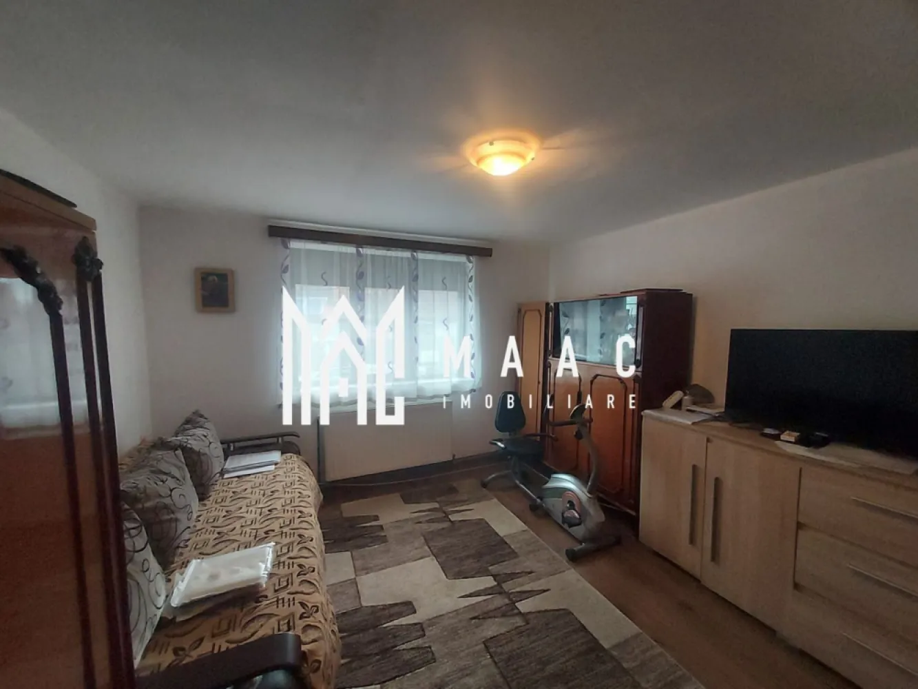 Casa individuala | 71 MPU | 525 MP Teren | Gusterita - MAAC Imobiliare vă propune spre vânzare o casă individuală situată în zona Gușterița din Sibiu, într-un cartier liniștit și în plină dezvoltare, ideal pentru cei care își doresc intimitate, curte proprie și acces rapid către oraș.

Proprietatea este amplasată pe un teren de 525 mp și are o suprafață utilă de 71 mp, fiind compartimentată eficient în 3 camere, oferind un spațiu practic, ușor de adaptat nevoilor unei familii sau pentru utilizare ca locuință de vacanță.

Compartimentare:
-3 camere
-spații funcționale pentru organizare eficientă

Casa beneficiază de curte generoasă, cu multiple posibilități de amenajare:
-grădină
-zonă de relaxare
-spațiu pentru parcare
-posibilitate de extindere ulterioară a construcției

Zona Gușterița oferă un cadru plăcut de locuit, aer curat și liniște, cu acces facil către centrul orașului și principalele puncte de interes din Sibiu, ceea ce transformă această proprietate într-o oportunitate potrivită pentru locuire sau investiție.

Pentru mai multe detalii și programarea unei vizionări vă rugăm să menționați la telefon numărul CP2901488.