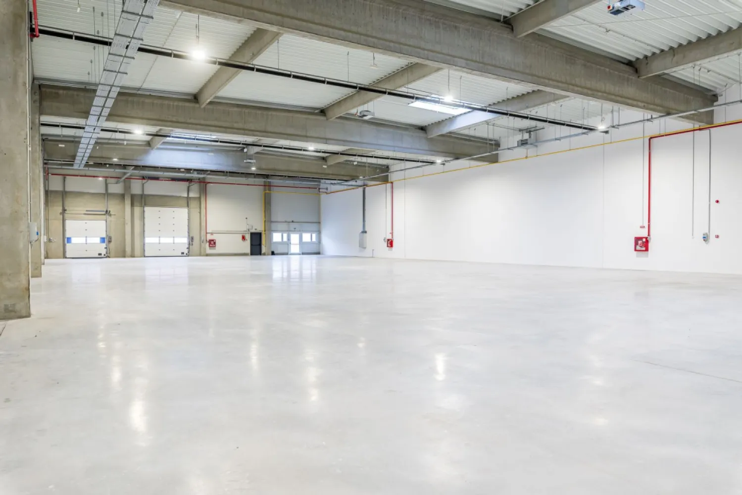 4646 mp - Hala industriala de închiriat în Parc Industrial Arad - Hala industriala de închiriat in Parc Industrial Arad

4646 m² - Suprafață totală: 
4436 m² - Depozit: 
210 m² - Birouri
Înălțime liberă: 6 m
Locuri de parcare: 1 loc gratuit / 500 m² închiriați

Structură și Finisaje
Structură: Beton & metal
Pereți exteriori: Panouri sandwich de 100 mm; panouri prefabricate din beton (zona andocare)
Acoperiș: Oțel cu vată bazaltică, garanție 15 ani, trape de desfumare conform normelor
Pardoseală depozit: Beton armat lustruit, încărcare utilă 4 t/m², toleranță 3 mm/2 m

Acces și Facilități
Rampe & Acces: 4 rampe drive-in + 4 rampe de andocare TIR
Sistem de stingere a incendiilor: Hidranți exteriori, sprinklere la cerere, alarmă incendiu cu centrală de control
Instalații electrice: ~60 kW/modul (total 240 kW), iluminat LED 200 Lux la 1 m
Încălzire hală: Aeroterme pe gaz, min. 5 °C la -20 °C exterior

Spații Birouri (210 m²)
Compartimentare: Gips-carton, uși MDF
Tavan: 2,7 m înălțime, plafon acustic
Pardoseală: Șapă beton + PVC/parchet/ceramică
Iluminat: LED 500 Lux în zona de lucru
Încălzire/Răcire: Sistem multi-split, radiatoare electrice, min. 20 °C la -20 °C exterior

Chirie:
3,9 EUR/mp/lună (depozit)
8,5 EUR/mp/lună (birouri)
Service Charge: 0,80 EUR/mp/lună
Include securitate 24/7, mentenanță, deszăpezire, iluminat exterior, taxă de proprietate
Indexare: Anual, conform HICP
Prețurile nu includ TVA

Avantaje
Localizare excelentă în Parcul Industrial Arad
Module flexibile (~1000 m²) sau suprafață totală (4646 m²)
Facilități premium (drive-in, rampe TIR, sprinklere opțional)
Confort & eficiență (birouri moderne, încălzire și răcire optimă)

Date contact: 
0721 356 746 Florin Moș