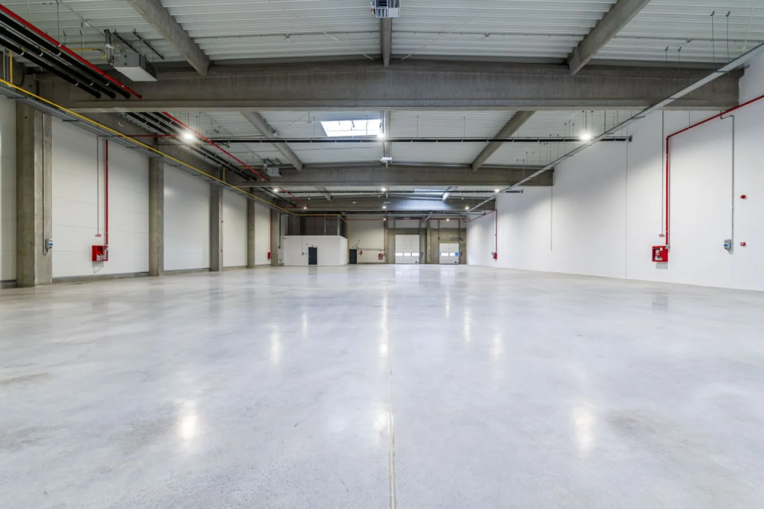 4646 mp - Hala industriala de închiriat în Parc Industrial Arad - Hala industriala de închiriat in Parc Industrial Arad

4646 m² - Suprafață totală: 
4436 m² - Depozit: 
210 m² - Birouri
Înălțime liberă: 6 m
Locuri de parcare: 1 loc gratuit / 500 m² închiriați

Structură și Finisaje
Structură: Beton & metal
Pereți exteriori: Panouri sandwich de 100 mm; panouri prefabricate din beton (zona andocare)
Acoperiș: Oțel cu vată bazaltică, garanție 15 ani, trape de desfumare conform normelor
Pardoseală depozit: Beton armat lustruit, încărcare utilă 4 t/m², toleranță 3 mm/2 m

Acces și Facilități
Rampe & Acces: 4 rampe drive-in + 4 rampe de andocare TIR
Sistem de stingere a incendiilor: Hidranți exteriori, sprinklere la cerere, alarmă incendiu cu centrală de control
Instalații electrice: ~60 kW/modul (total 240 kW), iluminat LED 200 Lux la 1 m
Încălzire hală: Aeroterme pe gaz, min. 5 °C la -20 °C exterior

Spații Birouri (210 m²)
Compartimentare: Gips-carton, uși MDF
Tavan: 2,7 m înălțime, plafon acustic
Pardoseală: Șapă beton + PVC/parchet/ceramică
Iluminat: LED 500 Lux în zona de lucru
Încălzire/Răcire: Sistem multi-split, radiatoare electrice, min. 20 °C la -20 °C exterior

Chirie:
3,9 EUR/mp/lună (depozit)
8,5 EUR/mp/lună (birouri)
Service Charge: 0,80 EUR/mp/lună
Include securitate 24/7, mentenanță, deszăpezire, iluminat exterior, taxă de proprietate
Indexare: Anual, conform HICP
Prețurile nu includ TVA

Avantaje
Localizare excelentă în Parcul Industrial Arad
Module flexibile (~1000 m²) sau suprafață totală (4646 m²)
Facilități premium (drive-in, rampe TIR, sprinklere opțional)
Confort & eficiență (birouri moderne, încălzire și răcire optimă)

Date contact: 
0721 356 746 Florin Moș