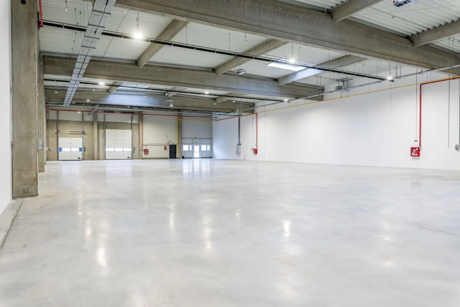 4646 mp - Hala industriala de închiriat în Parc Industrial Arad - Hala industriala de închiriat in Parc Industrial Arad

4646 m² - Suprafață totală: 
4436 m² - Depozit: 
210 m² - Birouri
Înălțime liberă: 6 m
Locuri de parcare: 1 loc gratuit / 500 m² închiriați

Structură și Finisaje
Structură: Beton & metal
Pereți exteriori: Panouri sandwich de 100 mm; panouri prefabricate din beton (zona andocare)
Acoperiș: Oțel cu vată bazaltică, garanție 15 ani, trape de desfumare conform normelor
Pardoseală depozit: Beton armat lustruit, încărcare utilă 4 t/m², toleranță 3 mm/2 m

Acces și Facilități
Rampe & Acces: 4 rampe drive-in + 4 rampe de andocare TIR
Sistem de stingere a incendiilor: Hidranți exteriori, sprinklere la cerere, alarmă incendiu cu centrală de control
Instalații electrice: ~60 kW/modul (total 240 kW), iluminat LED 200 Lux la 1 m
Încălzire hală: Aeroterme pe gaz, min. 5 °C la -20 °C exterior

Spații Birouri (210 m²)
Compartimentare: Gips-carton, uși MDF
Tavan: 2,7 m înălțime, plafon acustic
Pardoseală: Șapă beton + PVC/parchet/ceramică
Iluminat: LED 500 Lux în zona de lucru
Încălzire/Răcire: Sistem multi-split, radiatoare electrice, min. 20 °C la -20 °C exterior

Chirie:
3,9 EUR/mp/lună (depozit)
8,5 EUR/mp/lună (birouri)
Service Charge: 0,80 EUR/mp/lună
Include securitate 24/7, mentenanță, deszăpezire, iluminat exterior, taxă de proprietate
Indexare: Anual, conform HICP
Prețurile nu includ TVA

Avantaje
Localizare excelentă în Parcul Industrial Arad
Module flexibile (~1000 m²) sau suprafață totală (4646 m²)
Facilități premium (drive-in, rampe TIR, sprinklere opțional)
Confort & eficiență (birouri moderne, încălzire și răcire optimă)

Date contact: 
0721 356 746 Florin Moș