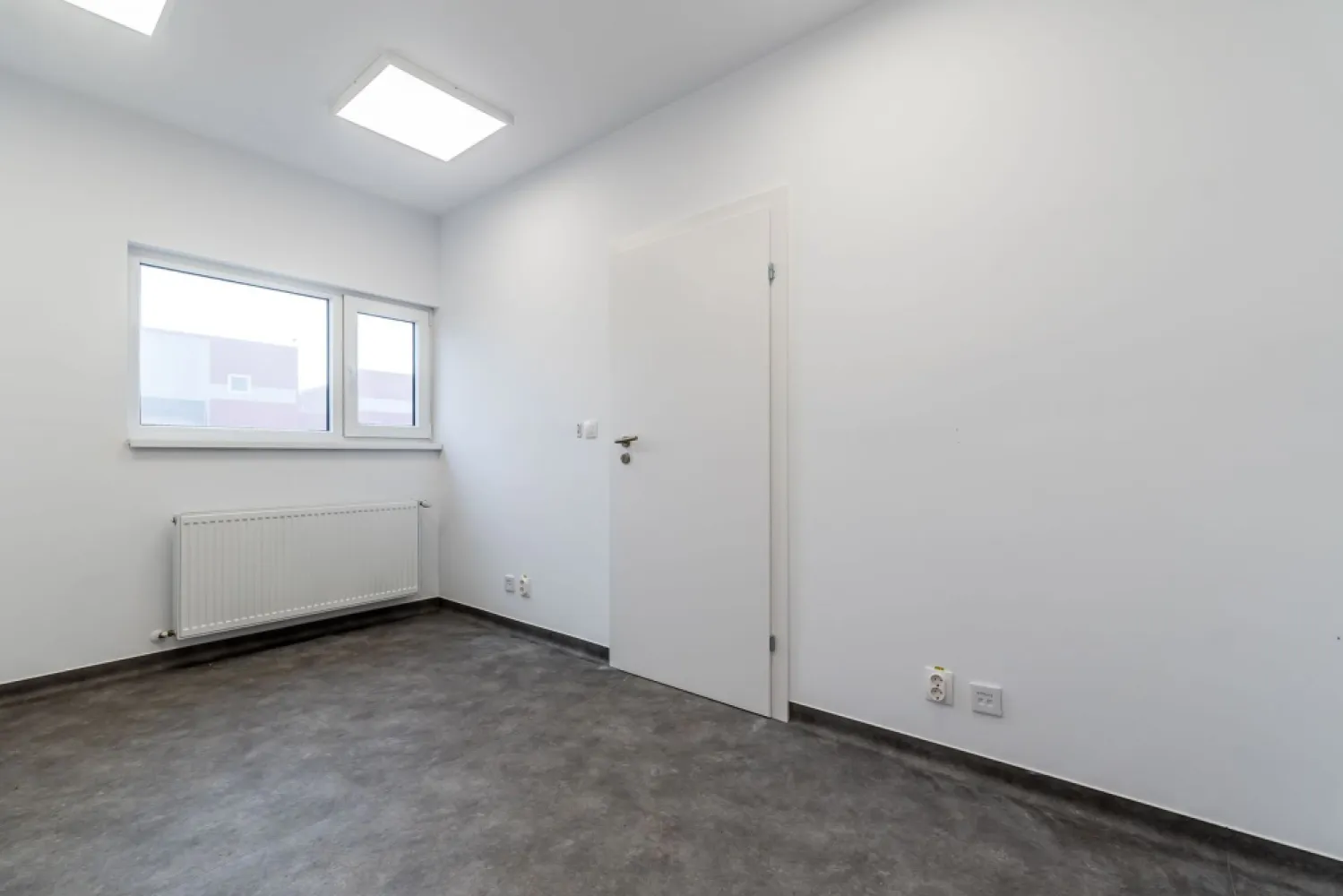 4646 mp - Hala industriala de închiriat în Parc Industrial Arad - Hala industriala de închiriat in Parc Industrial Arad

4646 m² - Suprafață totală: 
4436 m² - Depozit: 
210 m² - Birouri
Înălțime liberă: 6 m
Locuri de parcare: 1 loc gratuit / 500 m² închiriați

Structură și Finisaje
Structură: Beton & metal
Pereți exteriori: Panouri sandwich de 100 mm; panouri prefabricate din beton (zona andocare)
Acoperiș: Oțel cu vată bazaltică, garanție 15 ani, trape de desfumare conform normelor
Pardoseală depozit: Beton armat lustruit, încărcare utilă 4 t/m², toleranță 3 mm/2 m

Acces și Facilități
Rampe & Acces: 4 rampe drive-in + 4 rampe de andocare TIR
Sistem de stingere a incendiilor: Hidranți exteriori, sprinklere la cerere, alarmă incendiu cu centrală de control
Instalații electrice: ~60 kW/modul (total 240 kW), iluminat LED 200 Lux la 1 m
Încălzire hală: Aeroterme pe gaz, min. 5 °C la -20 °C exterior

Spații Birouri (210 m²)
Compartimentare: Gips-carton, uși MDF
Tavan: 2,7 m înălțime, plafon acustic
Pardoseală: Șapă beton + PVC/parchet/ceramică
Iluminat: LED 500 Lux în zona de lucru
Încălzire/Răcire: Sistem multi-split, radiatoare electrice, min. 20 °C la -20 °C exterior

Chirie:
3,9 EUR/mp/lună (depozit)
8,5 EUR/mp/lună (birouri)
Service Charge: 0,80 EUR/mp/lună
Include securitate 24/7, mentenanță, deszăpezire, iluminat exterior, taxă de proprietate
Indexare: Anual, conform HICP
Prețurile nu includ TVA

Avantaje
Localizare excelentă în Parcul Industrial Arad
Module flexibile (~1000 m²) sau suprafață totală (4646 m²)
Facilități premium (drive-in, rampe TIR, sprinklere opțional)
Confort & eficiență (birouri moderne, încălzire și răcire optimă)

Date contact: 
0721 356 746 Florin Moș