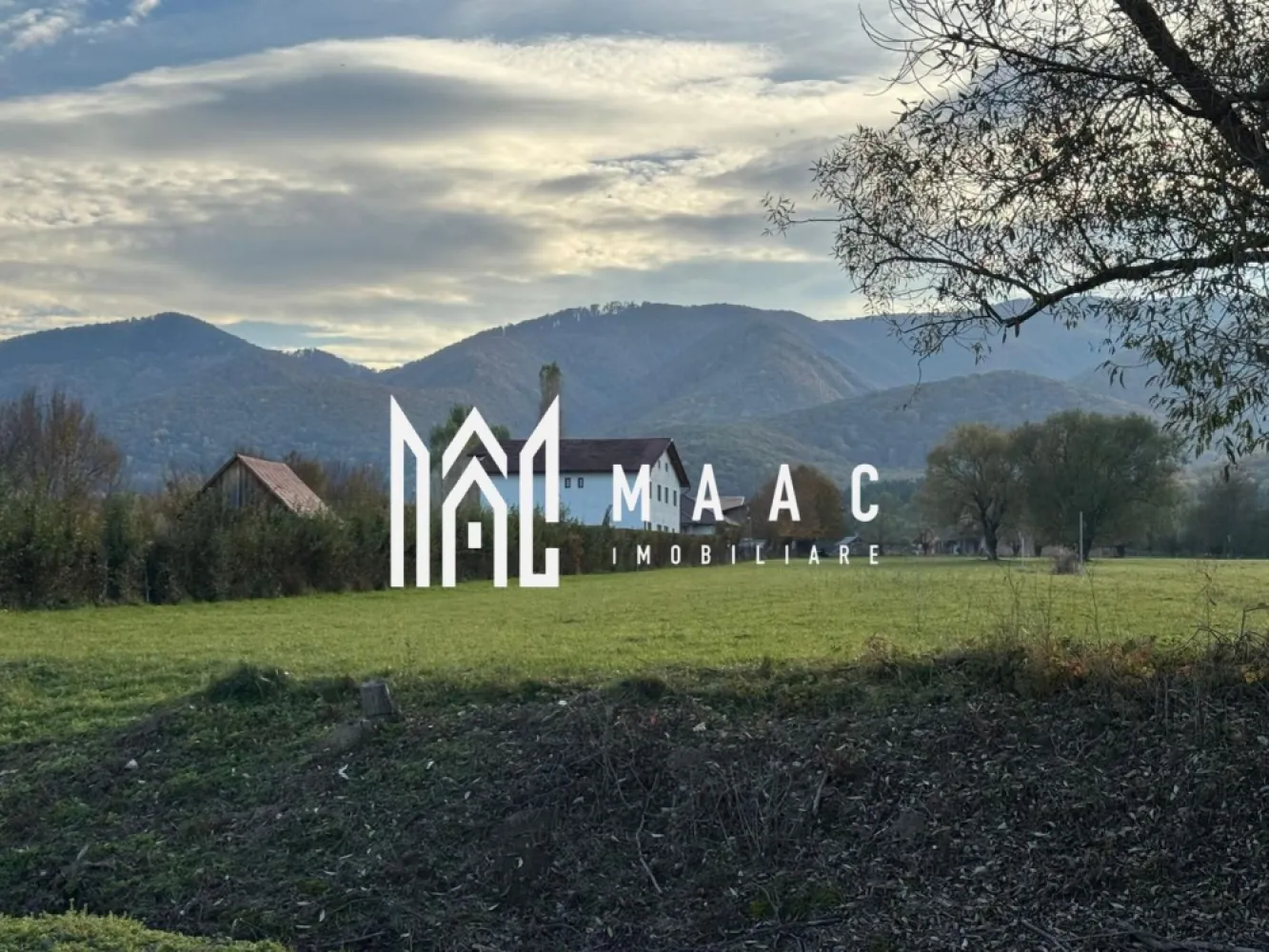Teren | 1000 MP | Intravilan | Oportunitate investiție | Sadu - Tocile - MAAC Imobiliare vă propune spre vânzare un teren cu o suprafață de 1000 MP ,situat într-o zonă superbă, aflat în imediata apropiere a orașului.
 Proprietatea reprezintă o oportunitate excelentă atât pentru construcția unei locuințe individuale, cât și pentru o casă de vacanță, fiind amplasată într-un cadru natural liniștit care oferă o panoramă deosebită, ferit de agitație

Terenul se distinge printr-o deschidere generoasă la stradă de 18.5 metri liniari, caracteristică ce permite o configurare optimă a viitoarei construcții și a accesului auto. 

În ceea ce privește infrastructura, menționăm că rețelele de utilități se află în zona de proximitate a parcelei,dar dispune deja de:

canalizare trasă ,pentru curent momentan mai ușor ar fi montarea unor panouri fotovoltaice,

apă în proximitate

Conform datelor din Certificatul de Urbanism, terenul este pretabil pentru edificarea de locuințe individuale de tip urban sau case de vacanță cu regim mic de înălțime. 

Indicatorii urbanistici permit o dezvoltare eficientă a spațiului.

Regimul de înălțime admis oferă flexibilitate proiectului, fiind autorizabile construcții pe nivelurile Parter, Parter și Mansardă, Parter și Etaj sau, Parter, Etaj și Mansardă.

 Pentru programarea unei vizionări sau alte informații suplimentare , contactați-ne telefonic specificând ID: CP2881742.