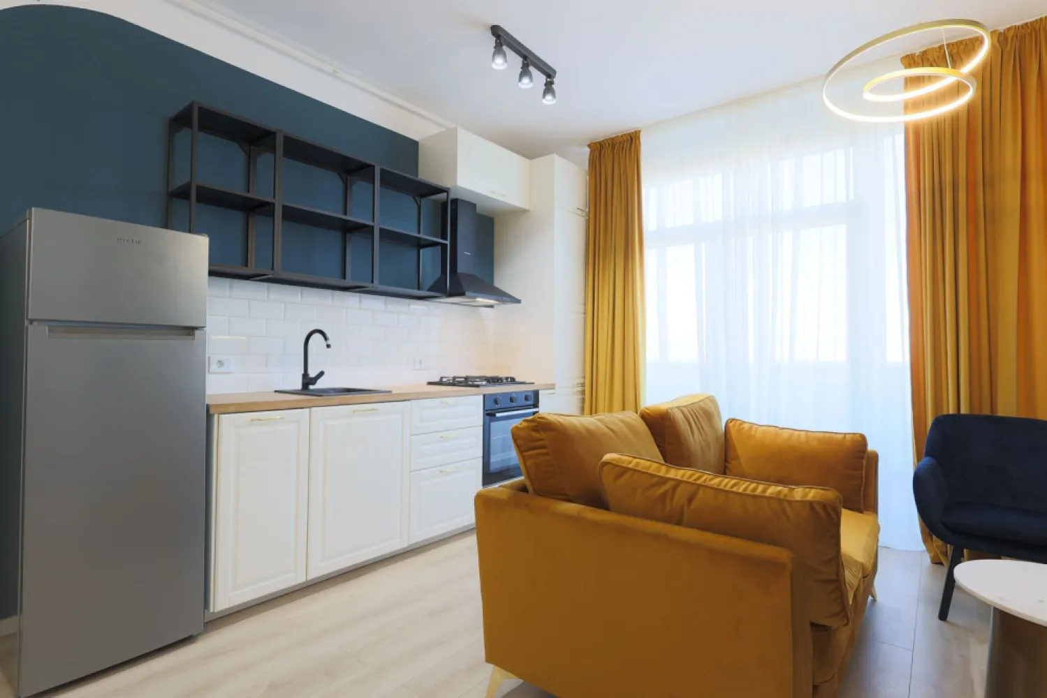 Apartament in cel mai nou bloc ARED RED9, fără agenție - comision 0 - Am plăcerea sa iți propun spre vânzare direct de la dezvoltatorul imobiliar, fără comision, un apartament nou cu un dormitor în noul cartier ARED City 9, situat pe Calea Aurel Vlaicu nr 14, în imediata apropiere a Atrium Mall, apartamentul cu numărul 38.
Prețul afișat este pentru plata integrală până la 30.09.2026, apartament finisat și mobilat.

Apartamentul situat la etajul 5, are centrală proprie pe gaz, se predă LA CHEIE. 
Atenție, apartamentul se vinde ca investiție, cu chiriași.
📢 Atenție! Detalii preț și TVA:
💰 Prețul este 139.929 EUR (TVA 21% inclus 
🏢 Dacă este cumpărat de o firmă plătitoare de TVA, prețul 115.644 EUR. (TVA 21 % - taxare inversa )
📌 Apartamentul se achiziționează prin plata unui avans de 25% din valoarea sa. Pentru plata integrală până la 31.05.2026 se acordă un discount de 3% aplicabil pe restul sumei, în speță pe diferența de 75%.

Apartamentul beneficiază de încălzire în pardoseală, gresie și parchet, sistem de casă inteligentă, ușă metalică la intrare și uși MDF la interior, baia funcțională, uși exterioare PVC, gri antracit la exterior, alb la interior cu profile de adâncime de 80mm realizate cu 6 camere de izolare, cu geam tripan.

Nu ratați șansa de a vă transforma acest apartament într-un cămin al visurilor dumneavoastră!
Sună-mă acum pentru mai multe detalii și pentru a stabili o vizionare la 0724694458 Dorel Veres consultant imobiliar ARED Birou Centru
Nu dispui de toată suma? Te ajutăm noi gratuit! Îți obținem oferte de la 16 bănci.

Ai o proprietate de vânzare în Arad și vrei să știi cât valorează cu adevărat?

Sună-mă pentru o evaluare gratuită, fără obligații.

Birou: ACASĂ | Agenție imobiliară Arad
Adresă: Bulevardul Decebal 2, Arad 310133