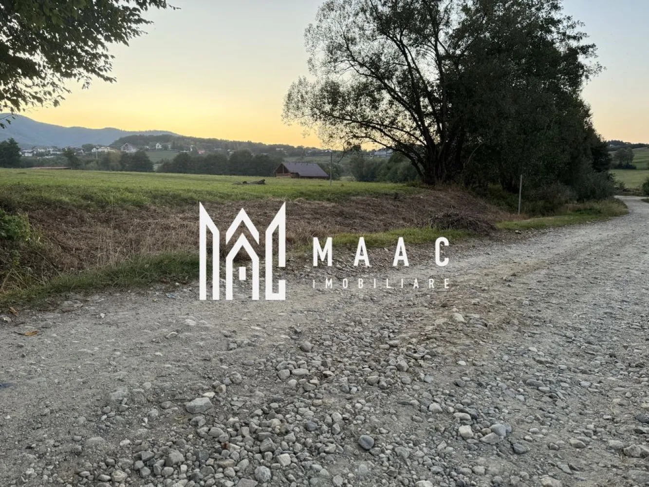 Teren | 1000 MP | Intravilan | Oportunitate investiție | Sadu - Tocile - MAAC Imobiliare vă propune spre vânzare un teren cu o suprafață de 1000 MP ,situat într-o zonă superbă, aflat în imediata apropiere a orașului.
 Proprietatea reprezintă o oportunitate excelentă atât pentru construcția unei locuințe individuale, cât și pentru o casă de vacanță, fiind amplasată într-un cadru natural liniștit care oferă o panoramă deosebită, ferit de agitație

Terenul se distinge printr-o deschidere generoasă la stradă de 18.5 metri liniari, caracteristică ce permite o configurare optimă a viitoarei construcții și a accesului auto. 

În ceea ce privește infrastructura, menționăm că rețelele de utilități se află în zona de proximitate a parcelei,dar dispune deja de:

canalizare trasă ,pentru curent momentan mai ușor ar fi montarea unor panouri fotovoltaice,

apă în proximitate

Conform datelor din Certificatul de Urbanism, terenul este pretabil pentru edificarea de locuințe individuale de tip urban sau case de vacanță cu regim mic de înălțime. 

Indicatorii urbanistici permit o dezvoltare eficientă a spațiului.

Regimul de înălțime admis oferă flexibilitate proiectului, fiind autorizabile construcții pe nivelurile Parter, Parter și Mansardă, Parter și Etaj sau, Parter, Etaj și Mansardă.

 Pentru programarea unei vizionări sau alte informații suplimentare , contactați-ne telefonic specificând ID: CP2881742.