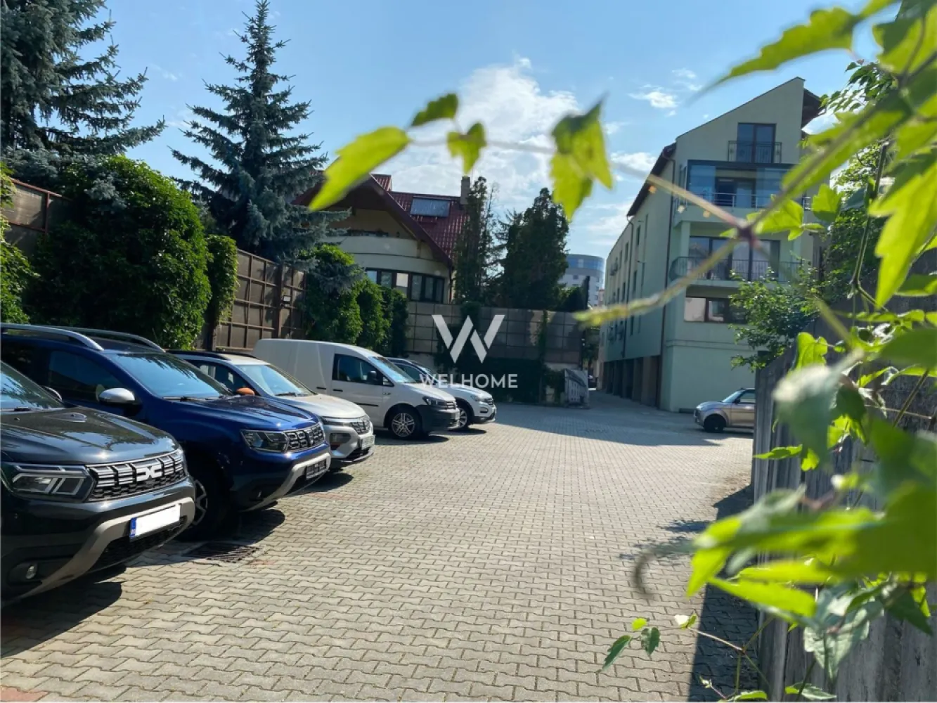 Spatiu comercial/birou, str.Scoala De Inot, Sibiu - Spre inchiriere spatiu comercial/birou cu acces securizat si locuri de parcare gratuite, zona centrala mai exact strada Scoala de Inot.

Detalii:
- Suprafata utila 22mp
- Acces prin bariera
- Receptie
- Locuri de parcare
- Servicii de igienizare si intretinere spatiu

Avantaje:
- Transport public in zona
- Cafenele
- Parcul Sub Arini

Se ofera spre chirie pe termen lung de minim 12 luni cu posibilitate de prelungire.