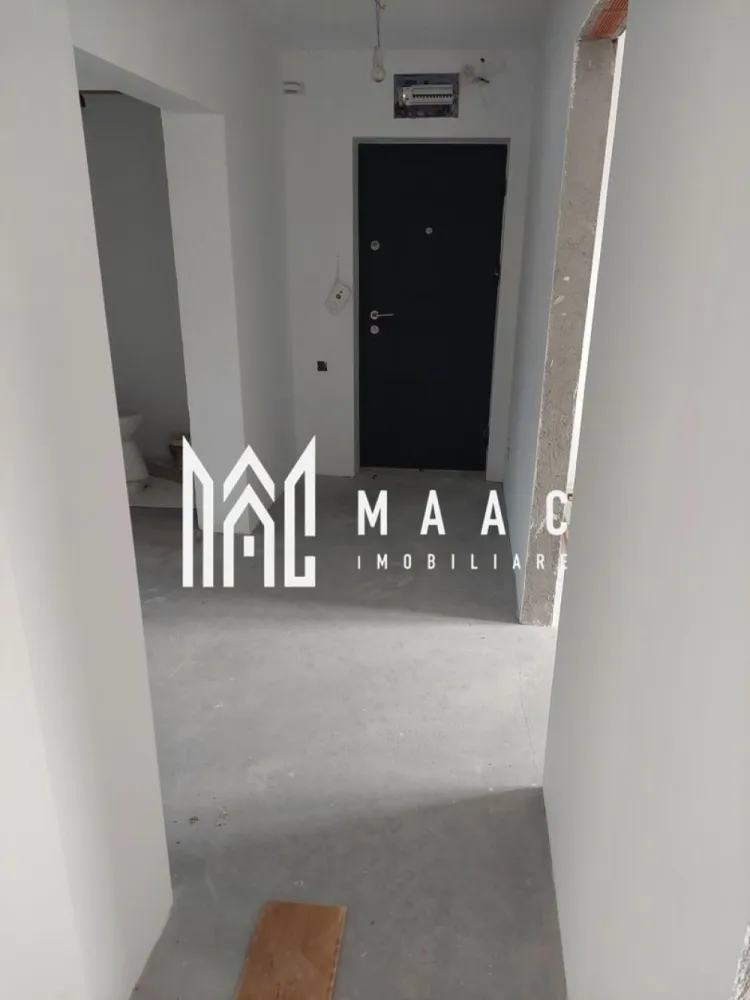 Apartament 3 camere | Calea lui Traian | Renovat - Apartament 3 camere, zonă centrală – Calea lui Traian, Râmnicu Vâlcea

MAAC Imobiliare vă propune spre vânzare un apartament spațios cu 3 camere, situat în zona centrală a municipiului Râmnicu Vâlcea, pe Calea lui Traian, una dintre cele mai căutate și bine cotate locații din oraș.

Apartamentul are o suprafață totală de 88 mp și o suprafață utilă de 78 mp, fiind compartimentat modern, cu living open-space și bucătărie, ideal pentru un stil de viață contemporan. Dispune de două grupuri sanitare, un real avantaj pentru confortul zilnic.

Imobilul a fost renovat complet, cu instalațiile electrice și sanitare schimbate, fiind pregătit pentru montarea centralei termice proprii (circuit realizat). Necesită doar ultimele detalii de finisare, oferind viitorului proprietar libertatea de a-l personaliza după propriul gust.

Este situat la etajul 4 din 4, cu acoperiș, ceea ce asigură protecție suplimentară și un plus de liniște. Locația centrală oferă acces rapid către instituții, magazine, școli, mijloace de transport și zone de interes ale orașului.

O proprietate ideală atât pentru locuit, cât și pentru investiție.

Pentru mai multe informații sau pentru programarea unei vizionări, vă invităm să contactați MAAC Imobiliare.

ID: CP2903925
