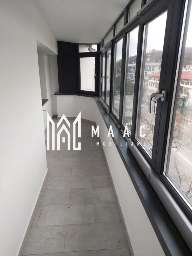 Apartament 3 camere | Calea lui Traian | Renovat - Apartament 3 camere, zonă centrală – Calea lui Traian, Râmnicu Vâlcea

MAAC Imobiliare vă propune spre vânzare un apartament spațios cu 3 camere, situat în zona centrală a municipiului Râmnicu Vâlcea, pe Calea lui Traian, una dintre cele mai căutate și bine cotate locații din oraș.

Apartamentul are o suprafață totală de 88 mp și o suprafață utilă de 78 mp, fiind compartimentat modern, cu living open-space și bucătărie, ideal pentru un stil de viață contemporan. Dispune de două grupuri sanitare, un real avantaj pentru confortul zilnic.

Imobilul a fost renovat complet, cu instalațiile electrice și sanitare schimbate, fiind pregătit pentru montarea centralei termice proprii (circuit realizat). Necesită doar ultimele detalii de finisare, oferind viitorului proprietar libertatea de a-l personaliza după propriul gust.

Este situat la etajul 4 din 4, cu acoperiș, ceea ce asigură protecție suplimentară și un plus de liniște. Locația centrală oferă acces rapid către instituții, magazine, școli, mijloace de transport și zone de interes ale orașului.

O proprietate ideală atât pentru locuit, cât și pentru investiție.

Pentru mai multe informații sau pentru programarea unei vizionări, vă invităm să contactați MAAC Imobiliare.

ID: CP2903925