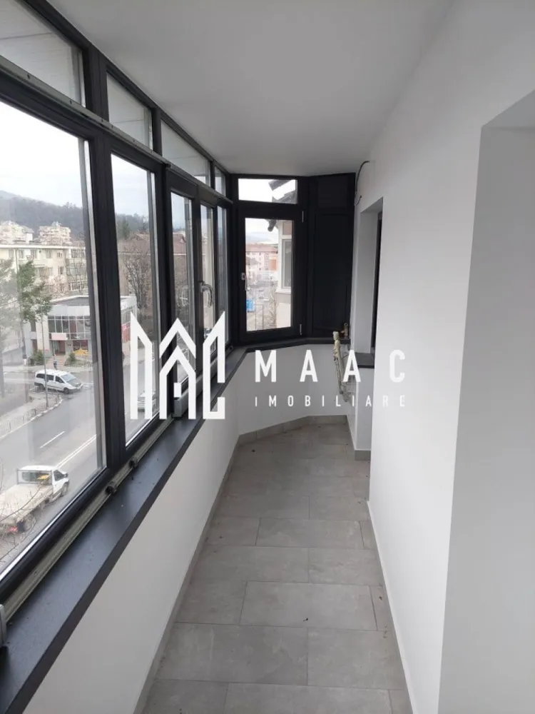 Apartament 3 camere | Calea lui Traian | Renovat - Apartament 3 camere, zonă centrală – Calea lui Traian, Râmnicu Vâlcea

MAAC Imobiliare vă propune spre vânzare un apartament spațios cu 3 camere, situat în zona centrală a municipiului Râmnicu Vâlcea, pe Calea lui Traian, una dintre cele mai căutate și bine cotate locații din oraș.

Apartamentul are o suprafață totală de 88 mp și o suprafață utilă de 78 mp, fiind compartimentat modern, cu living open-space și bucătărie, ideal pentru un stil de viață contemporan. Dispune de două grupuri sanitare, un real avantaj pentru confortul zilnic.

Imobilul a fost renovat complet, cu instalațiile electrice și sanitare schimbate, fiind pregătit pentru montarea centralei termice proprii (circuit realizat). Necesită doar ultimele detalii de finisare, oferind viitorului proprietar libertatea de a-l personaliza după propriul gust.

Este situat la etajul 4 din 4, cu acoperiș, ceea ce asigură protecție suplimentară și un plus de liniște. Locația centrală oferă acces rapid către instituții, magazine, școli, mijloace de transport și zone de interes ale orașului.

O proprietate ideală atât pentru locuit, cât și pentru investiție.

Pentru mai multe informații sau pentru programarea unei vizionări, vă invităm să contactați MAAC Imobiliare.

ID: CP2903925