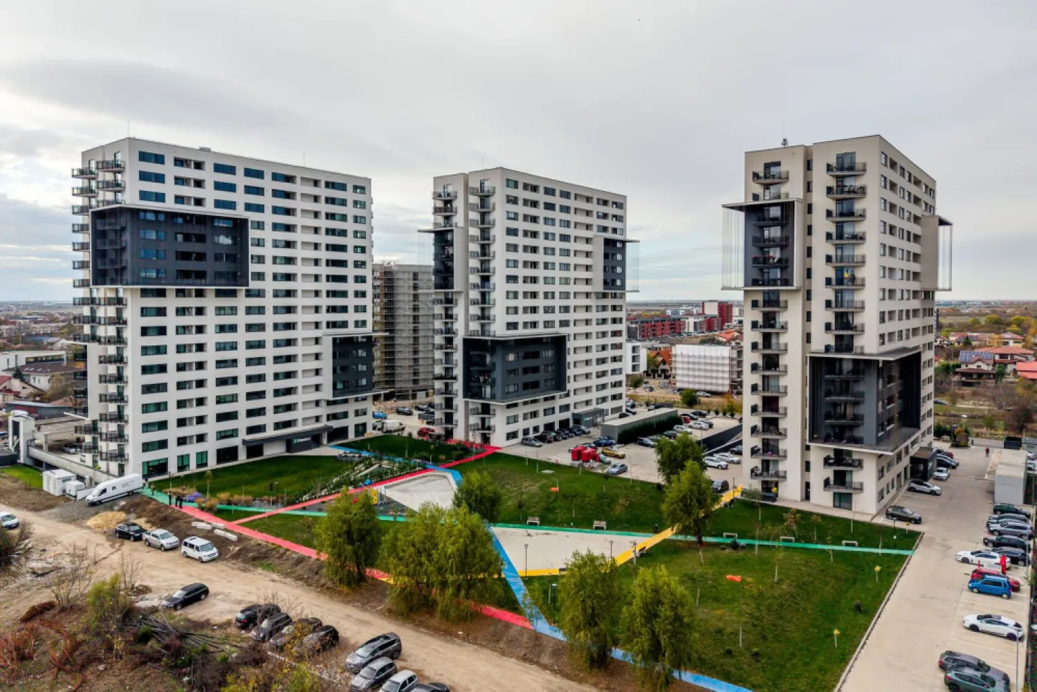 Apartament Nou de Vânzare în Ansamblul Rezidențial X City, Timișoara! - Descoperă exclusivismul și confortul unui stil de viață modern în inima unei zone noi și vibrante!
💥 0% Comision | Direct de la dezvoltator
📅 Predare: martie 2026
💰 Preț fără TVA, daca se achiziționează pe firmă nu se achita TVA.

Prețul apartamentului prezentat, de tip 1C1, este 108.715 euro + TVA 21%, dacă se achiziționează pe firmă nu se achită TVA. Apartamentul include un loc de parcare. Acest tip de apartament este cel mai căutat de către investitorii imobiliari.
🔑 Caracteristici principale:

Apartament Eficient Energetic: Beneficiază de un consum mic de energie, ideal pentru un trai sustenabil și economii pe termen lung.
Design Modern: Spații luminoase și bine compartimentate, perfect adaptate nevoilor tale.
Locație Premium: Situat într-un ansamblu rezidențial deosebit, cu acces facil la toate facilitățile necesare.
Fie că ești în căutarea unei locuințe pentru tine sau a unei investiții inteligente, acest apartament este alegerea perfectă!
Apartamentul prezentat are termen de predare luna martie 2026, iar pozele sunt cu titlu informativ, fiind preluate de la apartamentele finalizate și finisate din complex. 

📞 Contactează-mă pentru mai multe detalii și pentru a programa o vizionare la 0724 694 458 Dorel Vereș! Nu rata ocazia de a face parte din comunitatea X City!

Împreună, construim viitorul tău! 🏡✨
