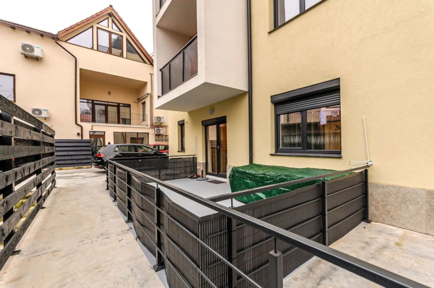 Apartament ultracentral în bloc nou, 2 camere cu terasa proprie - Comision 0%
Vrei să te muți într-un apartament cu terasa proprie, situat intr-un bloc nou, gata să devină „acasă”?
Apartamentul este situat la parter, într-un bloc bine construit dotat cu lift, într-o zonă foarte bine cotată, aproape de Teatru.

📐 Suprafață utilă: 53 mp
🌿 Terasă spațioasă: 15 mp, cu acces direct din living

Compartimentare:
dormitor
baie
bucătărie open space
living cu ieșire spre terasă

Confortul este asigurat de:
încălzire în pardoseală, aparat de aer conditionat
imobil modern, bine izolat
Posibilitatea unui loc de parcare propriu în parcarea subterană

📞 Pentru detalii și programarea unei vizionări:
Blaga Flavius – 0754467525 Consultant imobiliar acreditat APAIR (Asociația Profesională a Agenților Imobiliari din România)

Nu dispui de toată suma? Te ajutăm noi gratuit! Îți obținem oferte de la 16 bănci.
Ai o proprietate de vânzare în Arad și vrei să știi cât valorează cu adevărat?

Birou: ACASĂ | Agenție imobiliară Arad
Adresă: Bulevardul Decebal 2, Arad 310133