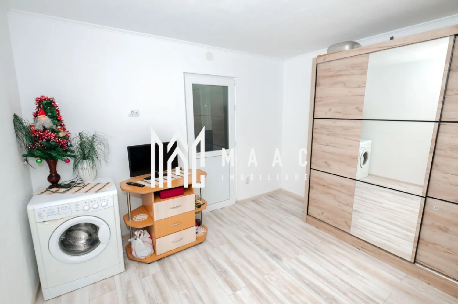 Garsoniera Moderna | 22 MP - Agenția Maac Imobiliare vă propune spre vânzare o garsonieră situată în Râmnicu Vâlcea, zona Troianu, ideală pentru locuit sau investiție.

Imobilul are o suprafață de 21,8 mp și se află într-un bloc recent anvelopat la etajul 4/4, ceea ce asigură un confort termic sporit și costuri reduse de întreținere. Garsoniera a fost renovată parțial, este perfect locuibilă, foarte călduroasă și curată, fără probleme de infiltrații sau mucegai.

Se vinde mobilată și utilată, exact ca în prezentare, fiind gata pentru mutare imediată. Costurile lunare sunt mici, un avantaj important pentru un stil de viață eficient sau pentru închiriere.

Preț: 31.000 Euro

Număr anunț: CP2904113

Pentru mai multe detalii sau programarea unei vizionări, vă stăm cu plăcere la dispoziție.