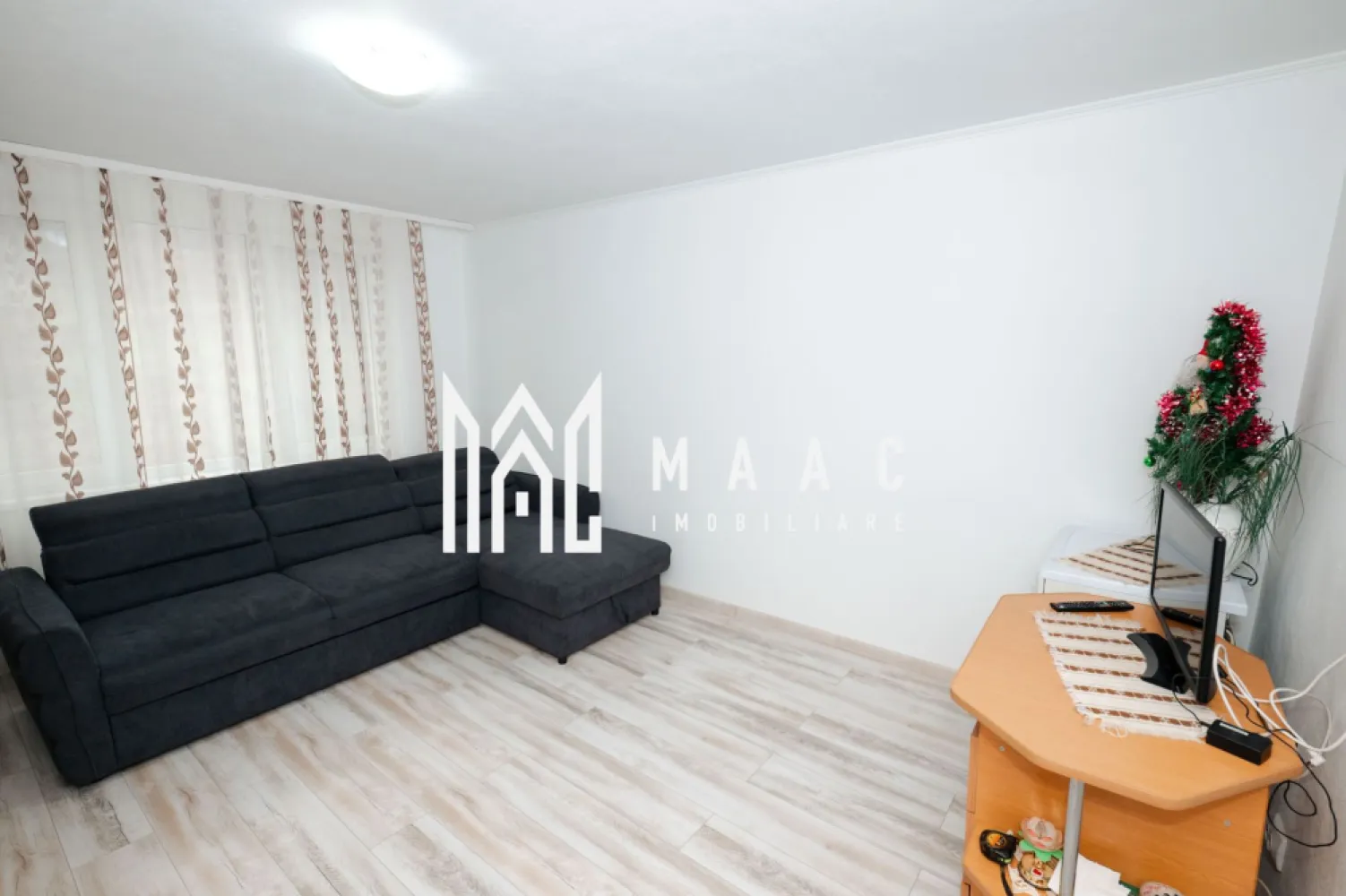 Garsoniera Moderna | 22 MP - Agenția Maac Imobiliare vă propune spre vânzare o garsonieră situată în Râmnicu Vâlcea, zona Troianu, ideală pentru locuit sau investiție.

Imobilul are o suprafață de 21,8 mp și se află într-un bloc recent anvelopat la etajul 4/4, ceea ce asigură un confort termic sporit și costuri reduse de întreținere. Garsoniera a fost renovată parțial, este perfect locuibilă, foarte călduroasă și curată, fără probleme de infiltrații sau mucegai.

Se vinde mobilată și utilată, exact ca în prezentare, fiind gata pentru mutare imediată. Costurile lunare sunt mici, un avantaj important pentru un stil de viață eficient sau pentru închiriere.

Preț: 31.000 Euro

Număr anunț: CP2904113

Pentru mai multe detalii sau programarea unei vizionări, vă stăm cu plăcere la dispoziție.