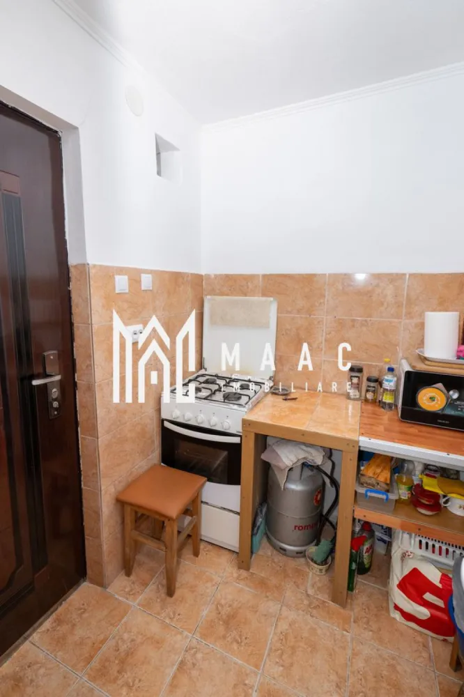 Garsoniera Moderna | 22 MP - Agenția Maac Imobiliare vă propune spre vânzare o garsonieră situată în Râmnicu Vâlcea, zona Troianu, ideală pentru locuit sau investiție.

Imobilul are o suprafață de 21,8 mp și se află într-un bloc recent anvelopat la etajul 4/4, ceea ce asigură un confort termic sporit și costuri reduse de întreținere. Garsoniera a fost renovată parțial, este perfect locuibilă, foarte călduroasă și curată, fără probleme de infiltrații sau mucegai.

Se vinde mobilată și utilată, exact ca în prezentare, fiind gata pentru mutare imediată. Costurile lunare sunt mici, un avantaj important pentru un stil de viață eficient sau pentru închiriere.

Preț: 31.000 Euro

Număr anunț: CP2904113

Pentru mai multe detalii sau programarea unei vizionări, vă stăm cu plăcere la dispoziție.