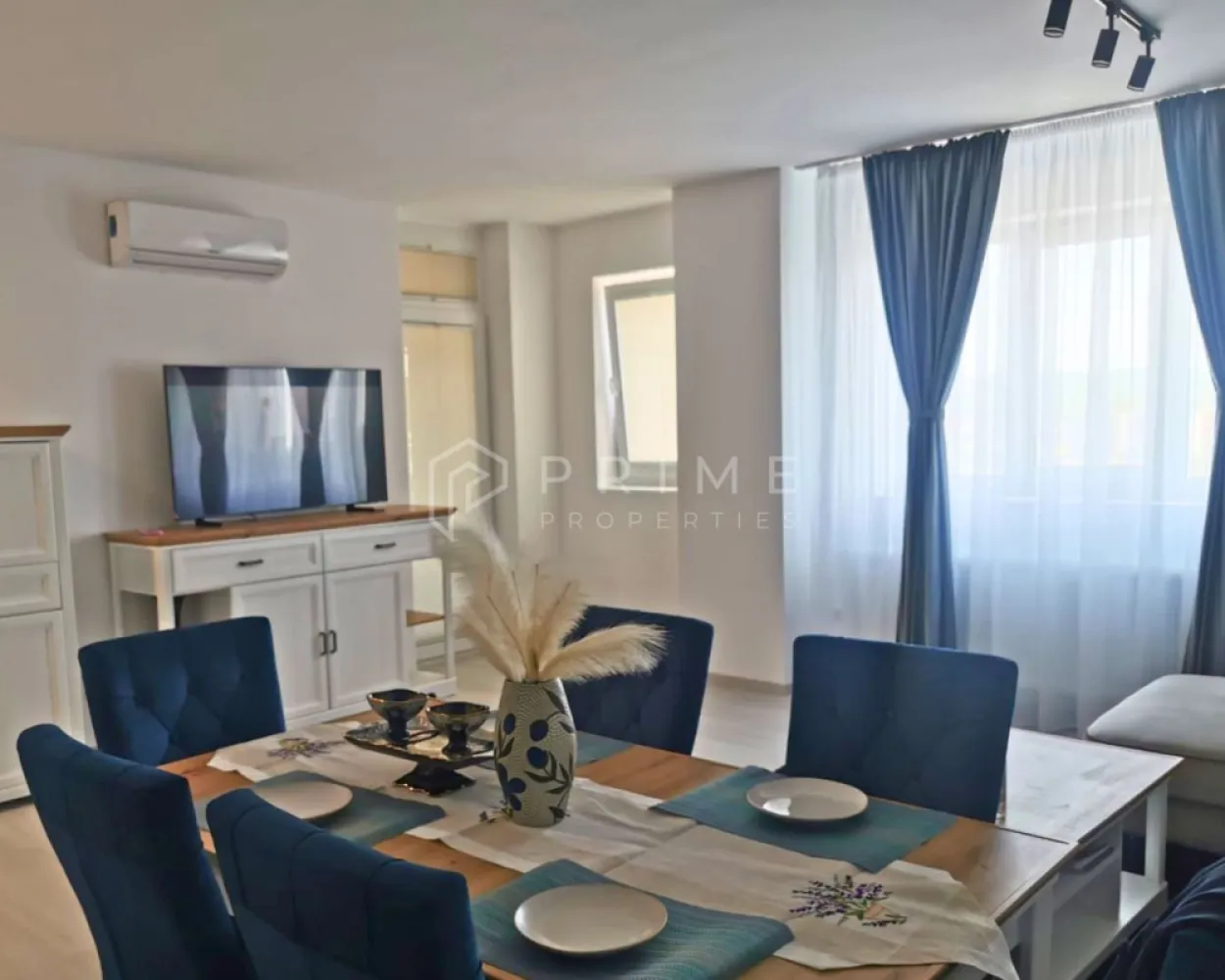 Apartament premium cu 3 camere | Concept 9 - Vă oferim spre închiriere un apartament modern cu 3 camere, situat în prestigiosul complex rezidențial Concept 9 de pe Calea Sighișoarei. Poziționarea este una privilegiată, chiar lângă Shopping City Mall, beneficiind de o vedere directă către acesta.

Detalii proprietate:
Suprafață: 75 mp utili.
Etaj: 2 (bloc nou, construcție modernă).
Compartimentare:
Living spațios open space cu bucătărie complet echipată.
Două dormitoare primitoare.
Două băi.
Balcon deschis.
Dotări: Bucătărie complet utilată cu electrocasnice încorporate (plită pe inducție, cuptor electric, cuptor cu microunde, mașină de spălat vase, frigider), mașină de spălat rufe și aer condiționat.
Parcare: Loc de parcare subteran.

Condiții de închiriere:
Disponibilitate: Începând cu data de 1 August.
Garanție: 600 Euro.
Politică: Nu se acceptă animale de companie.

De ce să alegi Prime Properties?
Atunci când alegi o proprietate prin noi, primești la pachet siguranță, transparență și servicii complete: notari, avocați, arhitecți și consultanți imobiliari. Ne dedicăm 100% fiecărui client, iar dacă această proprietate nu se potrivește exact nevoilor tale, suntem pregătiți să găsim împreună alternativa potrivită.

📞 Pentru detalii suplimentare și programarea unei vizionări, te invităm să ne contactezi!