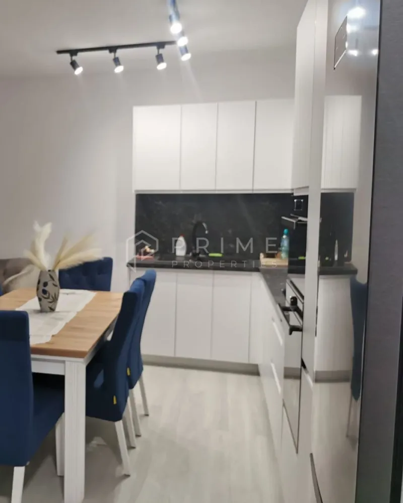 Apartament premium cu 3 camere | Concept 9 - Vă oferim spre închiriere un apartament modern cu 3 camere, situat în prestigiosul complex rezidențial Concept 9 de pe Calea Sighișoarei. Poziționarea este una privilegiată, chiar lângă Shopping City Mall, beneficiind de o vedere directă către acesta.

Detalii proprietate:
Suprafață: 75 mp utili.
Etaj: 2 (bloc nou, construcție modernă).
Compartimentare:
Living spațios open space cu bucătărie complet echipată.
Două dormitoare primitoare.
Două băi.
Balcon deschis.
Dotări: Bucătărie complet utilată cu electrocasnice încorporate (plită pe inducție, cuptor electric, cuptor cu microunde, mașină de spălat vase, frigider), mașină de spălat rufe și aer condiționat.
Parcare: Loc de parcare subteran.

Condiții de închiriere:
Disponibilitate: Începând cu data de 1 August.
Garanție: 600 Euro.
Politică: Nu se acceptă animale de companie.

De ce să alegi Prime Properties?
Atunci când alegi o proprietate prin noi, primești la pachet siguranță, transparență și servicii complete: notari, avocați, arhitecți și consultanți imobiliari. Ne dedicăm 100% fiecărui client, iar dacă această proprietate nu se potrivește exact nevoilor tale, suntem pregătiți să găsim împreună alternativa potrivită.

📞 Pentru detalii suplimentare și programarea unei vizionări, te invităm să ne contactezi!