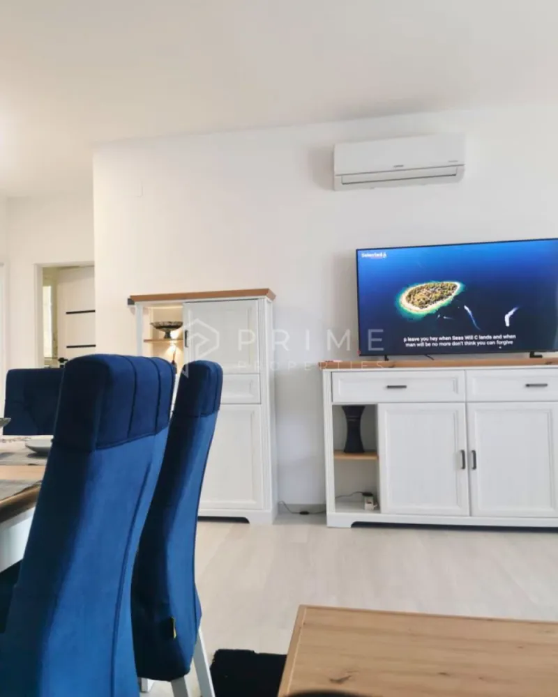 Apartament premium cu 3 camere | Concept 9 - Vă oferim spre închiriere un apartament modern cu 3 camere, situat în prestigiosul complex rezidențial Concept 9 de pe Calea Sighișoarei. Poziționarea este una privilegiată, chiar lângă Shopping City Mall, beneficiind de o vedere directă către acesta.

Detalii proprietate:
Suprafață: 75 mp utili.
Etaj: 2 (bloc nou, construcție modernă).
Compartimentare:
Living spațios open space cu bucătărie complet echipată.
Două dormitoare primitoare.
Două băi.
Balcon deschis.
Dotări: Bucătărie complet utilată cu electrocasnice încorporate (plită pe inducție, cuptor electric, cuptor cu microunde, mașină de spălat vase, frigider), mașină de spălat rufe și aer condiționat.
Parcare: Loc de parcare subteran.

Condiții de închiriere:
Disponibilitate: Începând cu data de 1 August.
Garanție: 600 Euro.
Politică: Nu se acceptă animale de companie.

De ce să alegi Prime Properties?
Atunci când alegi o proprietate prin noi, primești la pachet siguranță, transparență și servicii complete: notari, avocați, arhitecți și consultanți imobiliari. Ne dedicăm 100% fiecărui client, iar dacă această proprietate nu se potrivește exact nevoilor tale, suntem pregătiți să găsim împreună alternativa potrivită.

📞 Pentru detalii suplimentare și programarea unei vizionări, te invităm să ne contactezi!