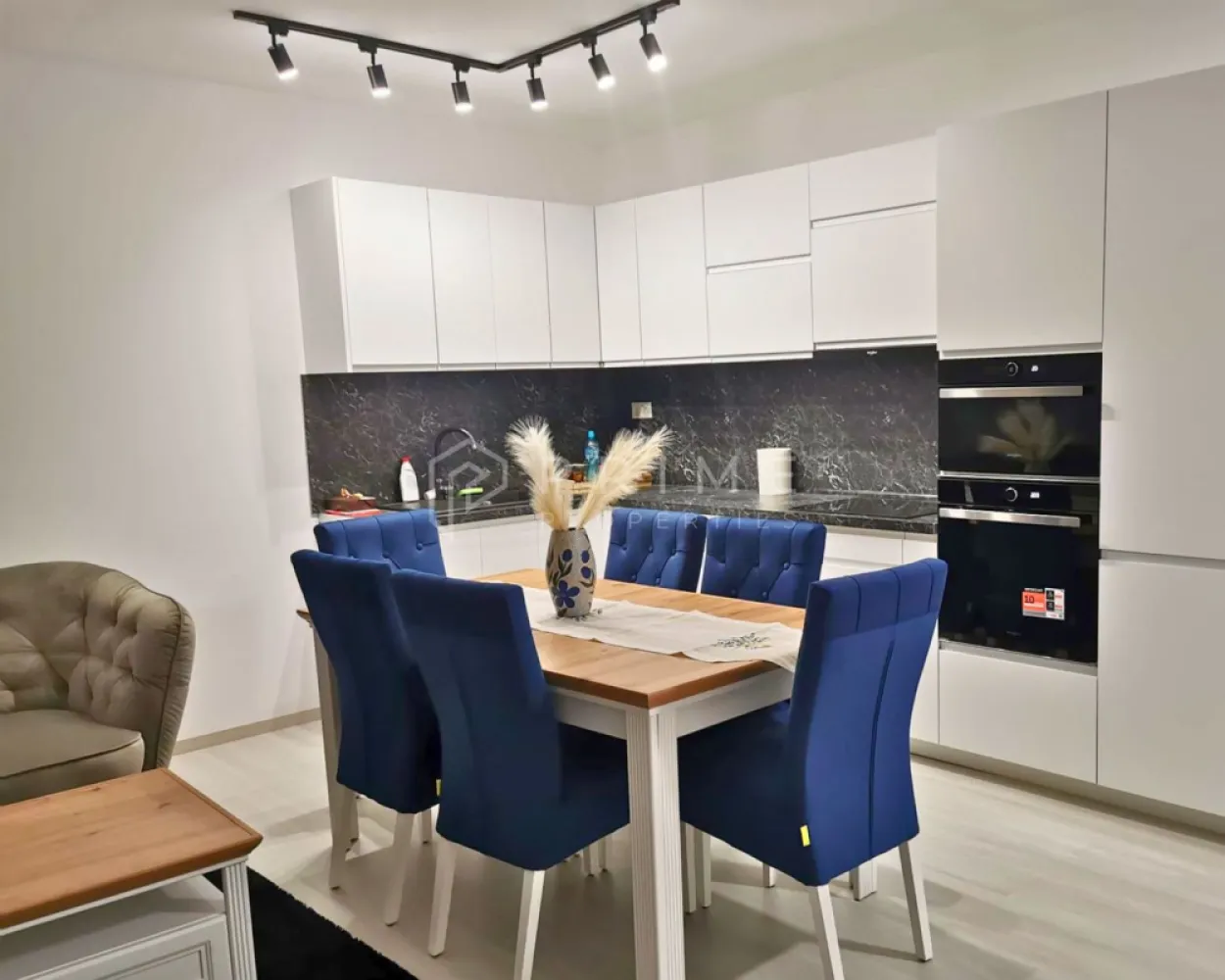 Apartament premium cu 3 camere | Concept 9 - Vă oferim spre închiriere un apartament modern cu 3 camere, situat în prestigiosul complex rezidențial Concept 9 de pe Calea Sighișoarei. Poziționarea este una privilegiată, chiar lângă Shopping City Mall, beneficiind de o vedere directă către acesta.

Detalii proprietate:
Suprafață: 75 mp utili.
Etaj: 2 (bloc nou, construcție modernă).
Compartimentare:
Living spațios open space cu bucătărie complet echipată.
Două dormitoare primitoare.
Două băi.
Balcon deschis.
Dotări: Bucătărie complet utilată cu electrocasnice încorporate (plită pe inducție, cuptor electric, cuptor cu microunde, mașină de spălat vase, frigider), mașină de spălat rufe și aer condiționat.
Parcare: Loc de parcare subteran.

Condiții de închiriere:
Disponibilitate: Începând cu data de 1 August.
Garanție: 600 Euro.
Politică: Nu se acceptă animale de companie.

De ce să alegi Prime Properties?
Atunci când alegi o proprietate prin noi, primești la pachet siguranță, transparență și servicii complete: notari, avocați, arhitecți și consultanți imobiliari. Ne dedicăm 100% fiecărui client, iar dacă această proprietate nu se potrivește exact nevoilor tale, suntem pregătiți să găsim împreună alternativa potrivită.

📞 Pentru detalii suplimentare și programarea unei vizionări, te invităm să ne contactezi!