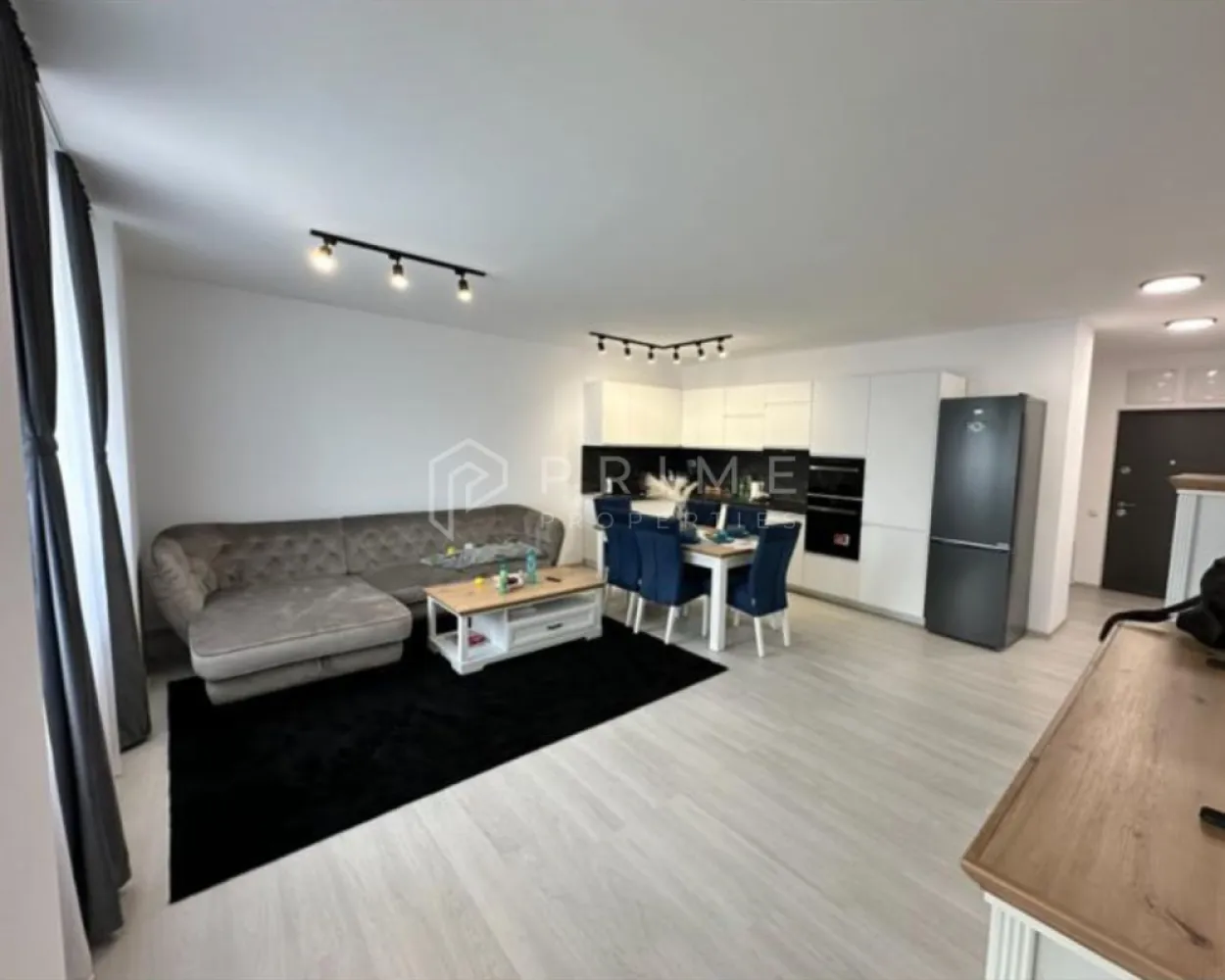 Apartament premium cu 3 camere | Concept 9 - Vă oferim spre închiriere un apartament modern cu 3 camere, situat în prestigiosul complex rezidențial Concept 9 de pe Calea Sighișoarei. Poziționarea este una privilegiată, chiar lângă Shopping City Mall, beneficiind de o vedere directă către acesta.

Detalii proprietate:
Suprafață: 75 mp utili.
Etaj: 2 (bloc nou, construcție modernă).
Compartimentare:
Living spațios open space cu bucătărie complet echipată.
Două dormitoare primitoare.
Două băi.
Balcon deschis.
Dotări: Bucătărie complet utilată cu electrocasnice încorporate (plită pe inducție, cuptor electric, cuptor cu microunde, mașină de spălat vase, frigider), mașină de spălat rufe și aer condiționat.
Parcare: Loc de parcare subteran.

Condiții de închiriere:
Disponibilitate: Începând cu data de 1 August.
Garanție: 600 Euro.
Politică: Nu se acceptă animale de companie.

De ce să alegi Prime Properties?
Atunci când alegi o proprietate prin noi, primești la pachet siguranță, transparență și servicii complete: notari, avocați, arhitecți și consultanți imobiliari. Ne dedicăm 100% fiecărui client, iar dacă această proprietate nu se potrivește exact nevoilor tale, suntem pregătiți să găsim împreună alternativa potrivită.

📞 Pentru detalii suplimentare și programarea unei vizionări, te invităm să ne contactezi!
