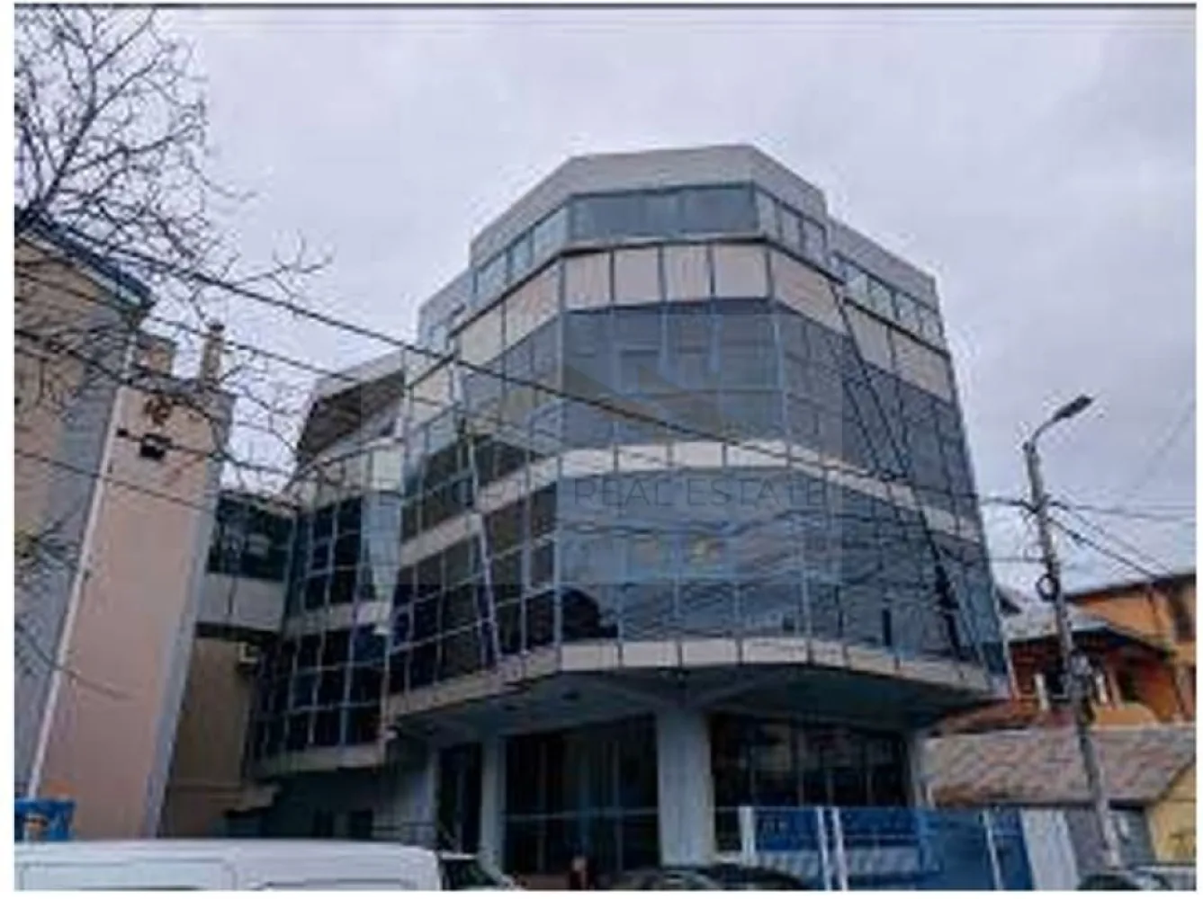 Clădiri de birouri de închiriat Sector 4 – 1.100 mp, vizibilitate stradală - B-North Real Estate vă propune spre închiriere un ansamblu format din două clădiri moderne consecutive, situate într-o zonă centrală a Sectorului 4, ideale pentru companii care își doresc un sediu reprezentativ, cu vizibilitate excelentă și acces facil.

Proprietatea are o suprafață totală de aproximativ 1.100 mp și oferă flexibilitate maximă, clădirile putând fi închiriate separat sau integral, în funcție de necesitățile chiriașului. De asemenea, subînchirierea spațiilor este permisă, ceea ce face proprietatea ideală pentru companii mari, operatori de birouri, centre de servicii sau investitori.

Fiecare clădire are regim de înălțime S+P+2E+M, spații luminoase, compartimentare eficientă și posibilitate de personalizare pentru diverse tipuri de activități profesionale. Accesul stradal direct, parcările private și posibilitatea de conectare între cele două imobile completează avantajele acestei proprietăți.

Caracteristici principale:

Suprafață totală: ~1.100 mp
Clădirile se pot închiria separat sau împreună
Subînchirierea spațiilor este permisă

Clădire 1: S+P+2E+M – 418 mp utili
6 locuri de parcare
Anexă depozitare: 15 mp

Clădire 2: S+P+2E+M – 508 mp utili
6 locuri de parcare
Teren total: ~660 mp (260 mp + 404 mp)

Acces stradal direct și vizibilitate foarte bună
Compartimentare flexibilă
Posibilitate de conectare între clădiri
Finisaje moderne, ferestre mari, lumină naturală
Documente complete (cadastru și proprietari clari)

Potrivit pentru:

Sediu firmă mare / corporație
Operator de birouri / spații flexibile
Clădire de birouri multi-companie
Centru de servicii / call-center
Centru de afaceri

Avantaje:

Zonă centrală, ușor accesibilă – Sector 4
Parcări private incluse (minimum 12 locuri)
Vizibilitate stradală excelentă
Flexibilitate contractuală (închiriere separată + subînchiriere permisă)
Posibilitate de personalizare a spațiilor
Preț: 8 euro / mp negociabil

📞 Pentru detalii suplimentare și programarea unei vizionări, vă stăm la dispoziție.