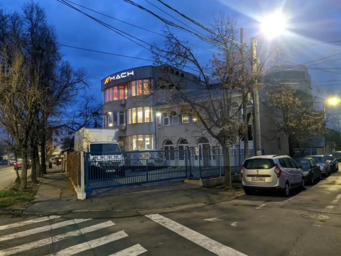 Clădiri de birouri de închiriat Sector 4 – 1.100 mp, vizibilitate stradală - B-North Real Estate vă propune spre închiriere un ansamblu format din două clădiri moderne consecutive, situate într-o zonă centrală a Sectorului 4, ideale pentru companii care își doresc un sediu reprezentativ, cu vizibilitate excelentă și acces facil.

Proprietatea are o suprafață totală de aproximativ 1.100 mp și oferă flexibilitate maximă, clădirile putând fi închiriate separat sau integral, în funcție de necesitățile chiriașului. De asemenea, subînchirierea spațiilor este permisă, ceea ce face proprietatea ideală pentru companii mari, operatori de birouri, centre de servicii sau investitori.

Fiecare clădire are regim de înălțime S+P+2E+M, spații luminoase, compartimentare eficientă și posibilitate de personalizare pentru diverse tipuri de activități profesionale. Accesul stradal direct, parcările private și posibilitatea de conectare între cele două imobile completează avantajele acestei proprietăți.

Caracteristici principale:

Suprafață totală: ~1.100 mp
Clădirile se pot închiria separat sau împreună
Subînchirierea spațiilor este permisă

Clădire 1: S+P+2E+M – 418 mp utili
6 locuri de parcare
Anexă depozitare: 15 mp

Clădire 2: S+P+2E+M – 508 mp utili
6 locuri de parcare
Teren total: ~660 mp (260 mp + 404 mp)

Acces stradal direct și vizibilitate foarte bună
Compartimentare flexibilă
Posibilitate de conectare între clădiri
Finisaje moderne, ferestre mari, lumină naturală
Documente complete (cadastru și proprietari clari)

Potrivit pentru:

Sediu firmă mare / corporație
Operator de birouri / spații flexibile
Clădire de birouri multi-companie
Centru de servicii / call-center
Centru de afaceri

Avantaje:

Zonă centrală, ușor accesibilă – Sector 4
Parcări private incluse (minimum 12 locuri)
Vizibilitate stradală excelentă
Flexibilitate contractuală (închiriere separată + subînchiriere permisă)
Posibilitate de personalizare a spațiilor
Preț: 8 euro / mp negociabil

📞 Pentru detalii suplimentare și programarea unei vizionări, vă stăm la dispoziție.