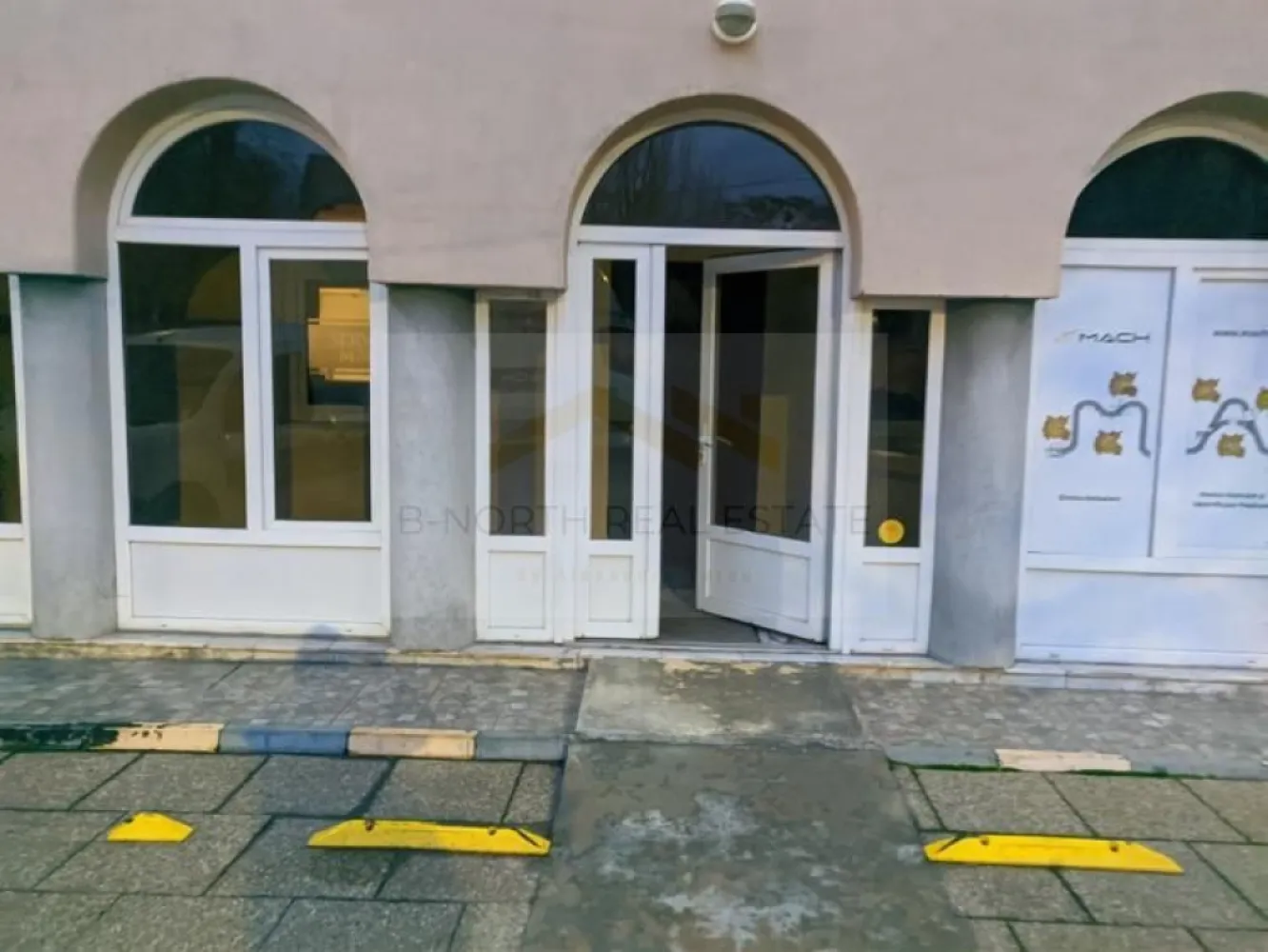 Clădiri de birouri de închiriat Sector 4 – 1.100 mp, vizibilitate stradală - B-North Real Estate vă propune spre închiriere un ansamblu format din două clădiri moderne consecutive, situate într-o zonă centrală a Sectorului 4, ideale pentru companii care își doresc un sediu reprezentativ, cu vizibilitate excelentă și acces facil.

Proprietatea are o suprafață totală de aproximativ 1.100 mp și oferă flexibilitate maximă, clădirile putând fi închiriate separat sau integral, în funcție de necesitățile chiriașului. De asemenea, subînchirierea spațiilor este permisă, ceea ce face proprietatea ideală pentru companii mari, operatori de birouri, centre de servicii sau investitori.

Fiecare clădire are regim de înălțime S+P+2E+M, spații luminoase, compartimentare eficientă și posibilitate de personalizare pentru diverse tipuri de activități profesionale. Accesul stradal direct, parcările private și posibilitatea de conectare între cele două imobile completează avantajele acestei proprietăți.

Caracteristici principale:

Suprafață totală: ~1.100 mp
Clădirile se pot închiria separat sau împreună
Subînchirierea spațiilor este permisă

Clădire 1: S+P+2E+M – 418 mp utili
6 locuri de parcare
Anexă depozitare: 15 mp

Clădire 2: S+P+2E+M – 508 mp utili
6 locuri de parcare
Teren total: ~660 mp (260 mp + 404 mp)

Acces stradal direct și vizibilitate foarte bună
Compartimentare flexibilă
Posibilitate de conectare între clădiri
Finisaje moderne, ferestre mari, lumină naturală
Documente complete (cadastru și proprietari clari)

Potrivit pentru:

Sediu firmă mare / corporație
Operator de birouri / spații flexibile
Clădire de birouri multi-companie
Centru de servicii / call-center
Centru de afaceri

Avantaje:

Zonă centrală, ușor accesibilă – Sector 4
Parcări private incluse (minimum 12 locuri)
Vizibilitate stradală excelentă
Flexibilitate contractuală (închiriere separată + subînchiriere permisă)
Posibilitate de personalizare a spațiilor
Preț: 8 euro / mp negociabil

📞 Pentru detalii suplimentare și programarea unei vizionări, vă stăm la dispoziție.